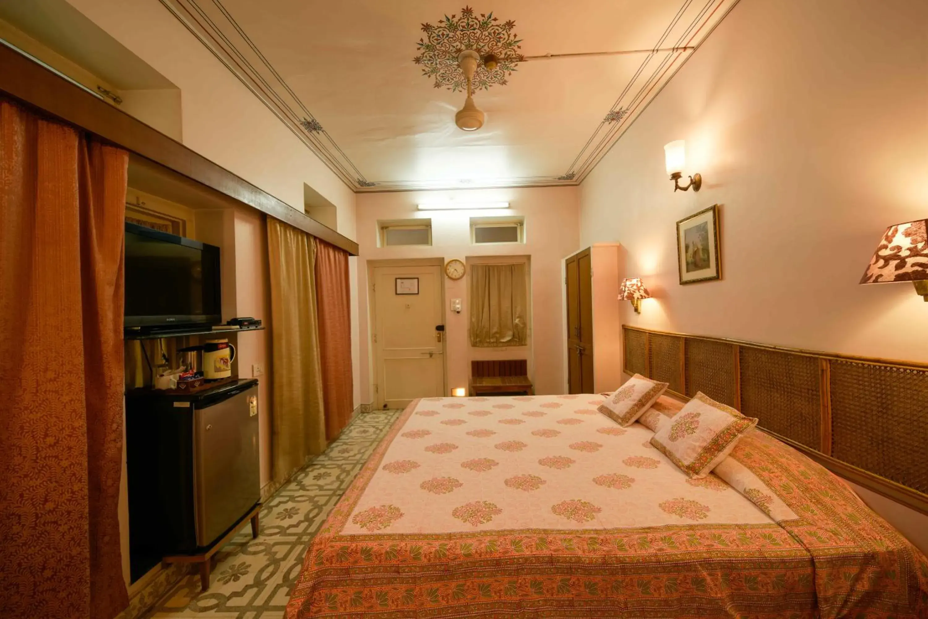 Superior Twin or Double Room - single occupancy in Hotel Arya Niwas Superior Twin or Double Room - single occupancy in Hotel Arya Niwas