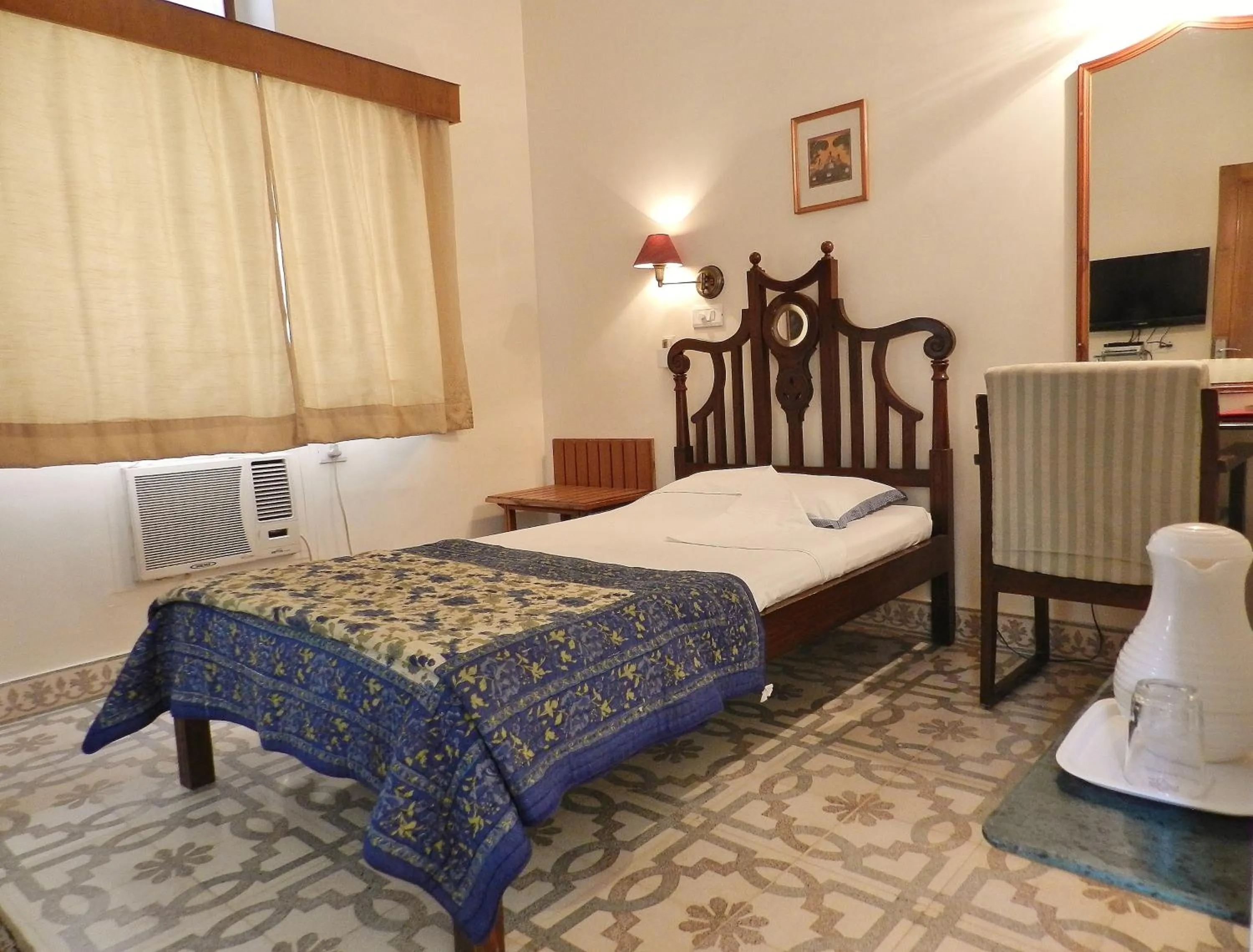 Bed in Hotel Arya Niwas