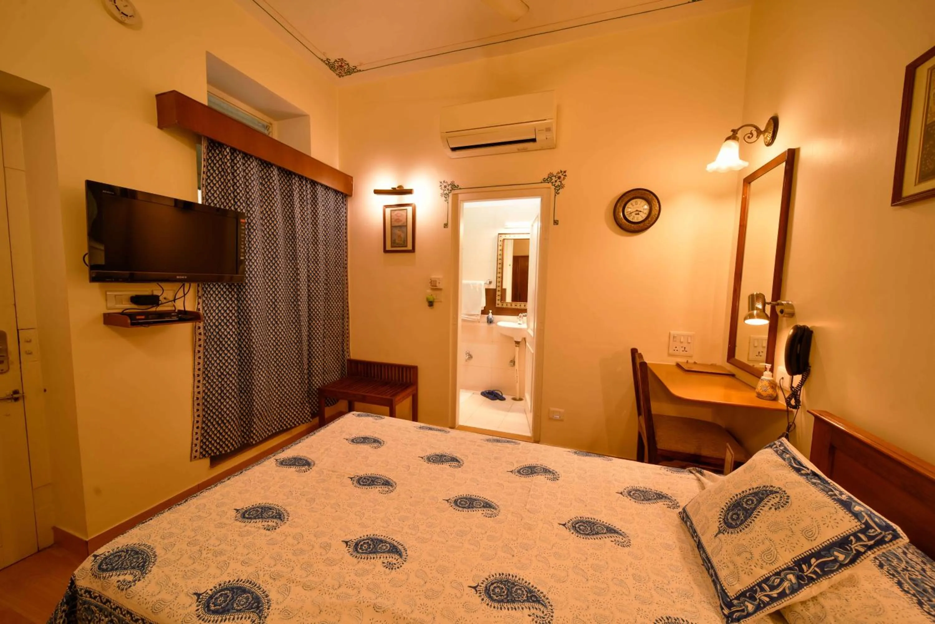 Bed in Hotel Arya Niwas