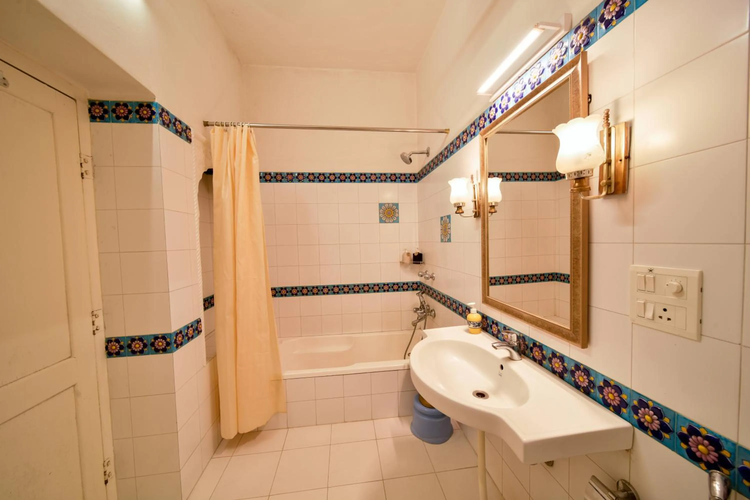 Bathroom in Hotel Arya Niwas