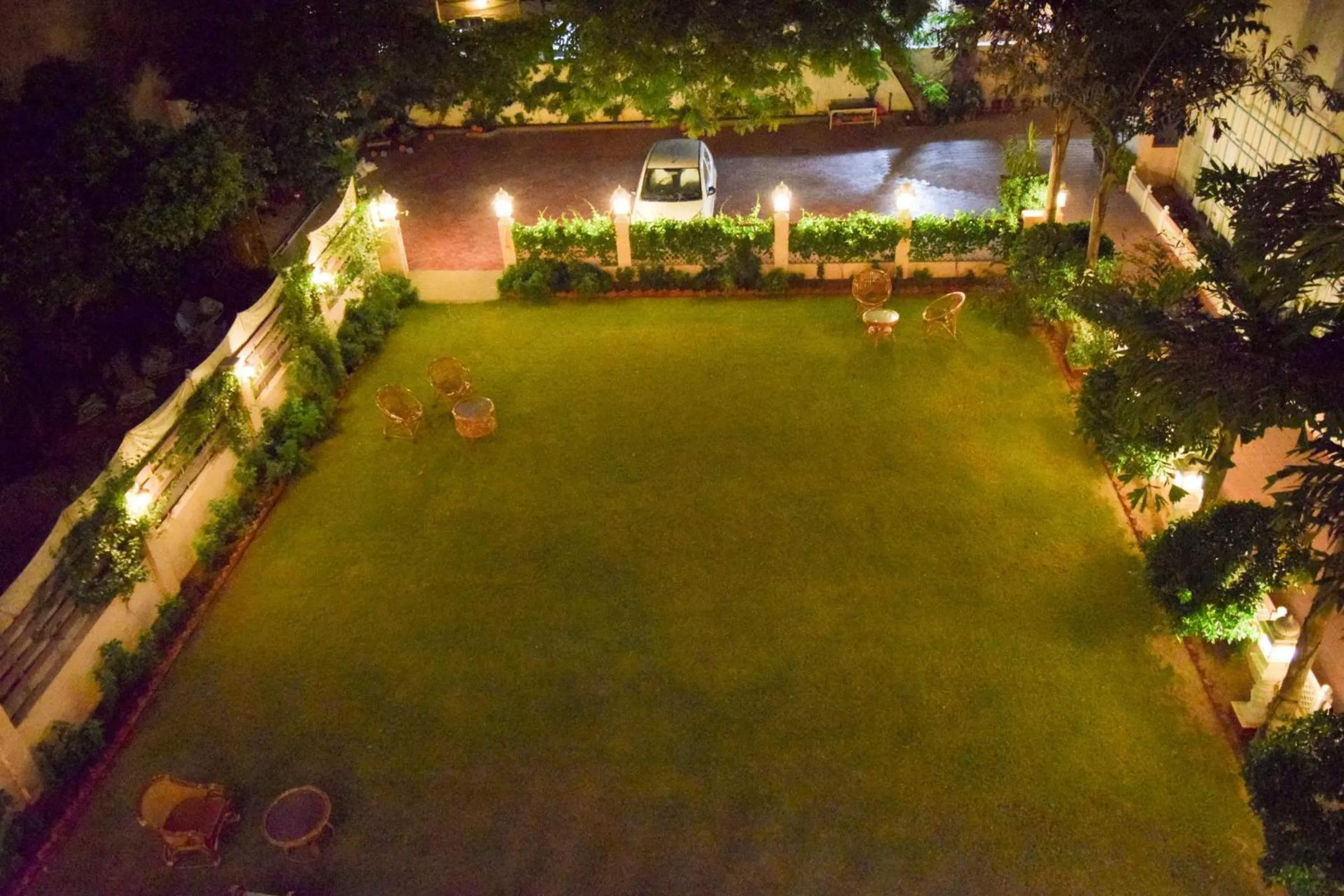 Garden in Hotel Arya Niwas