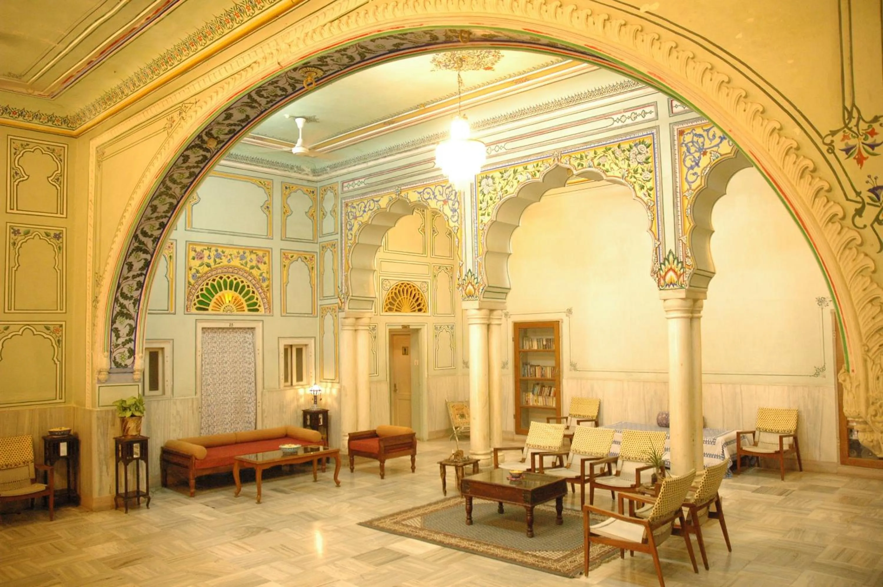 Library in Hotel Arya Niwas