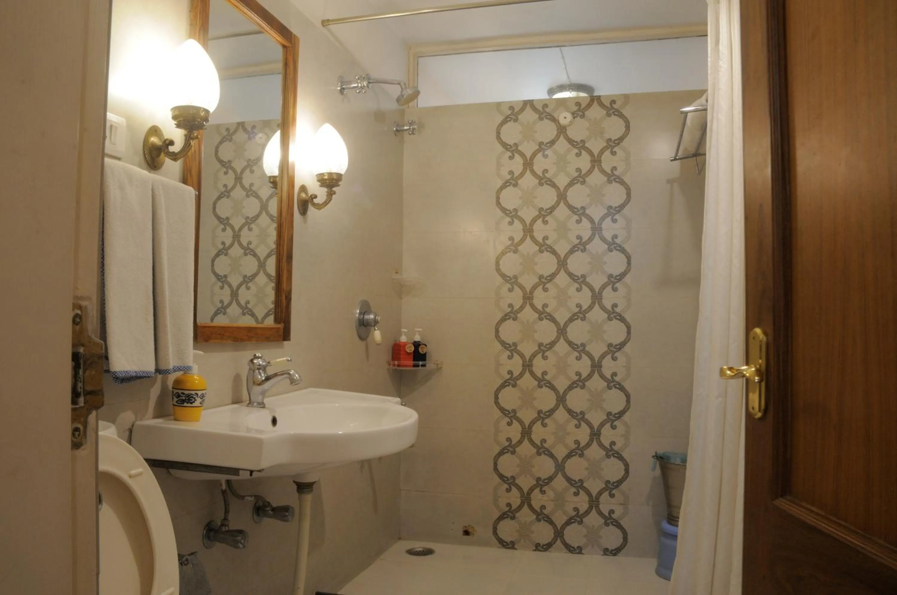 Bathroom in Hotel Arya Niwas