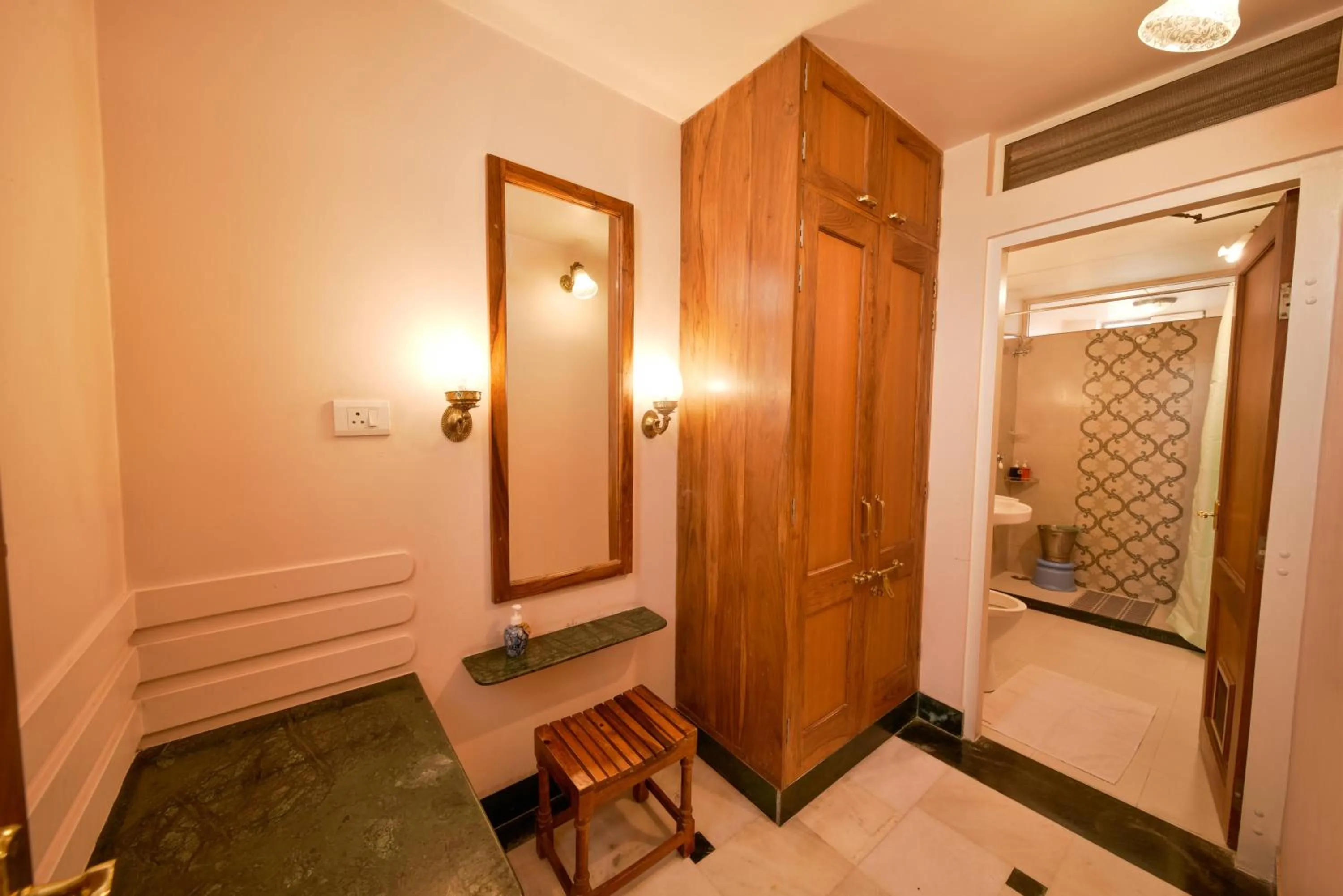 wardrobe in Hotel Arya Niwas