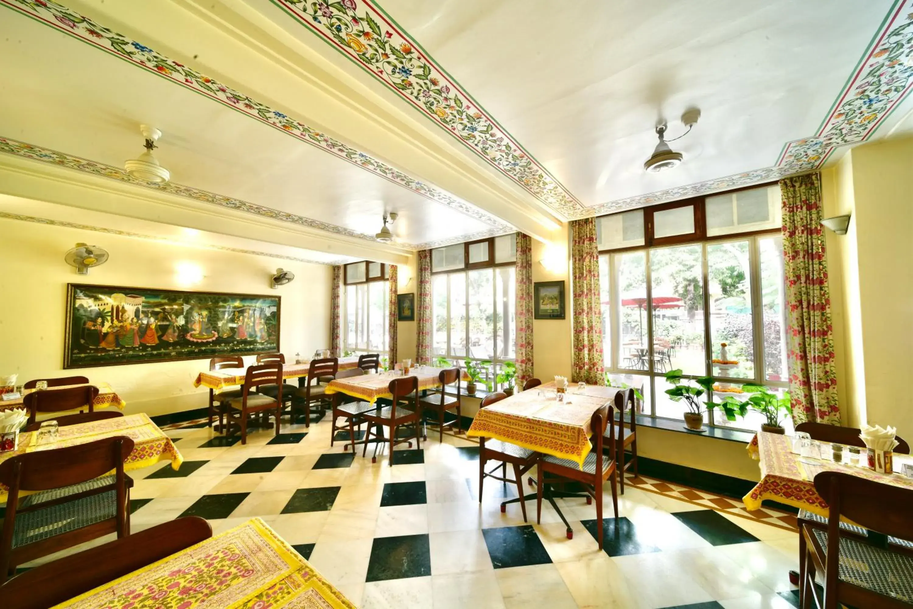 Restaurant/places to eat in Hotel Arya Niwas Restaurant/places to eat in Hotel Arya Niwas