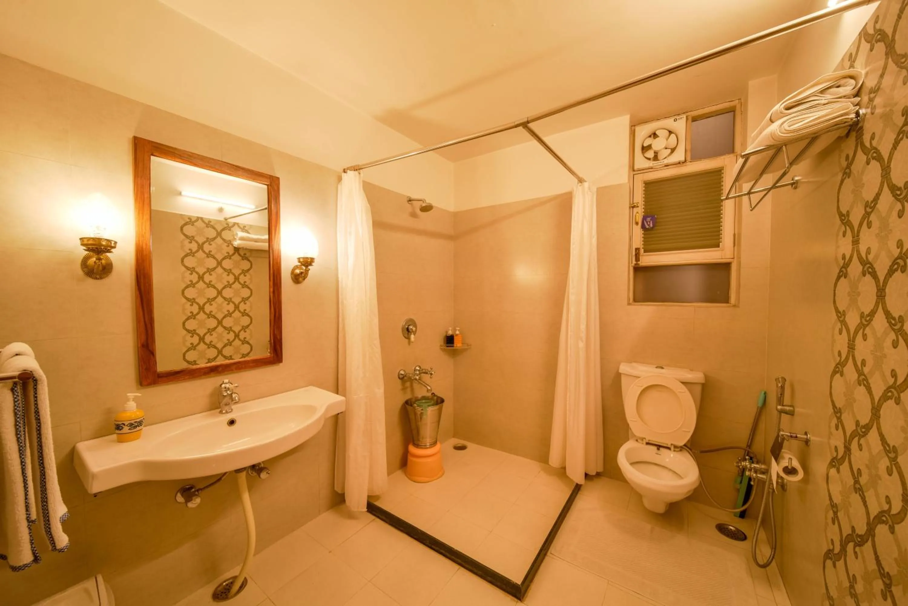 Shower in Hotel Arya Niwas