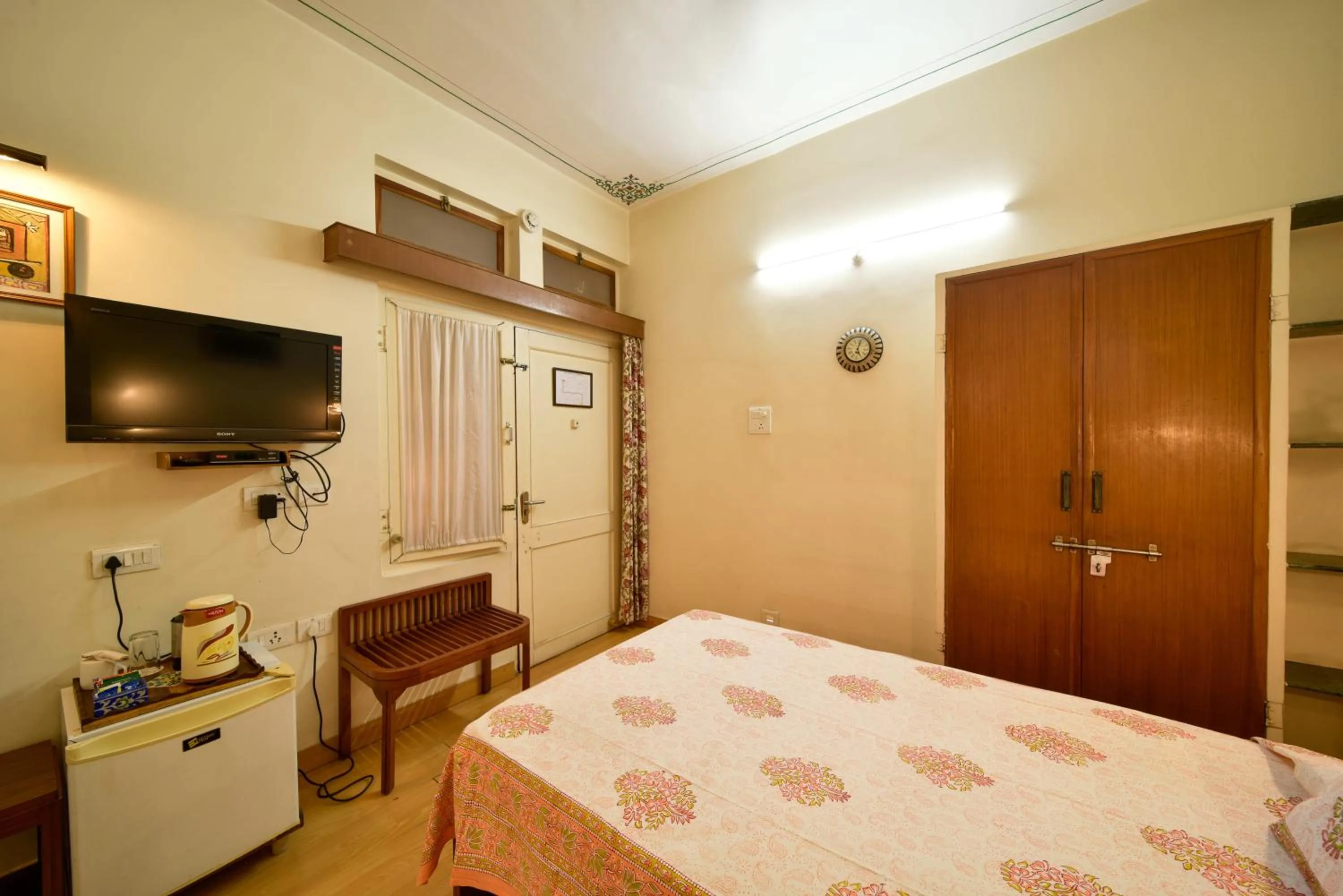 TV and multimedia, Bed in Hotel Arya Niwas