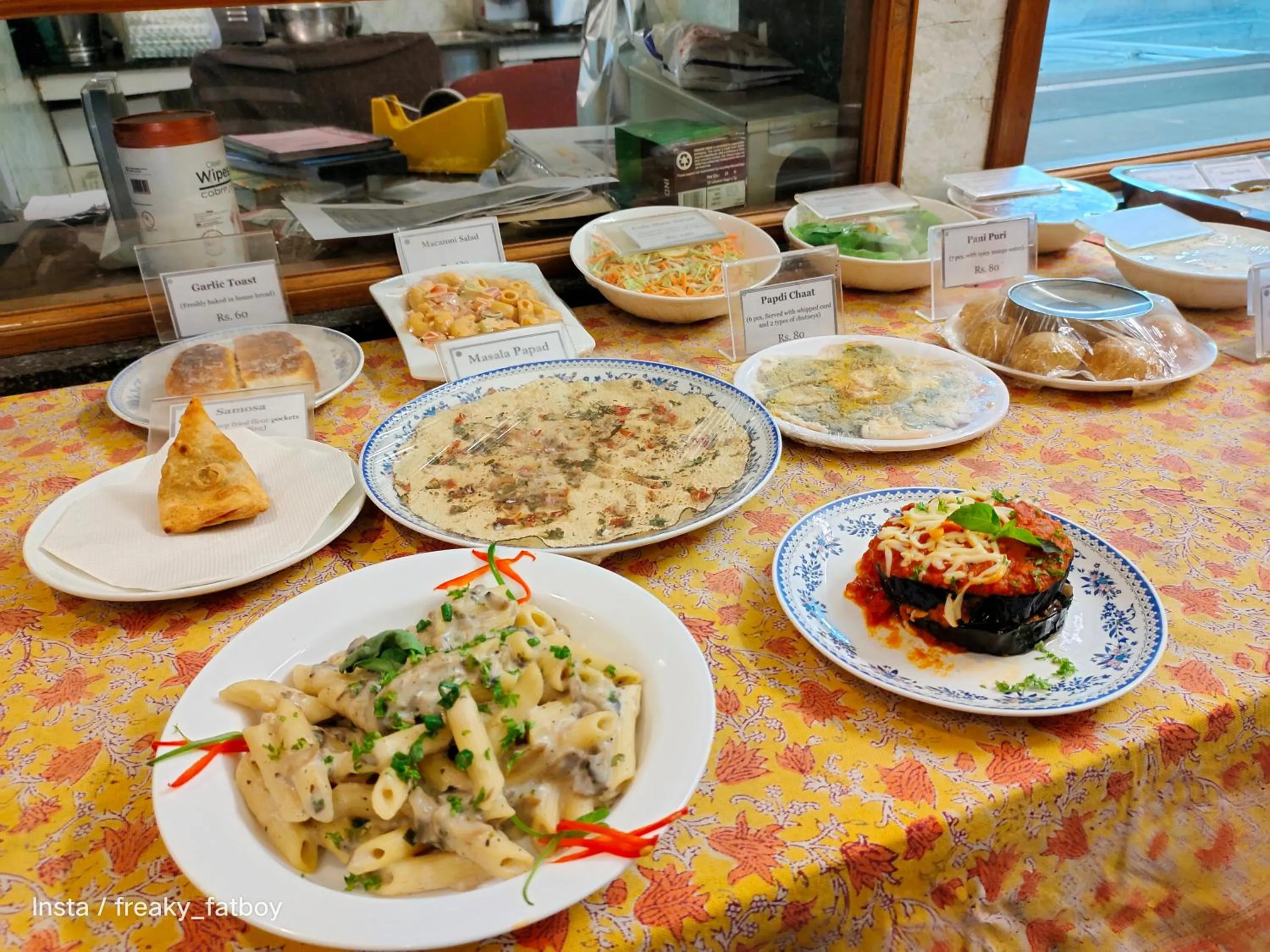 Restaurant/places to eat in Hotel Arya Niwas