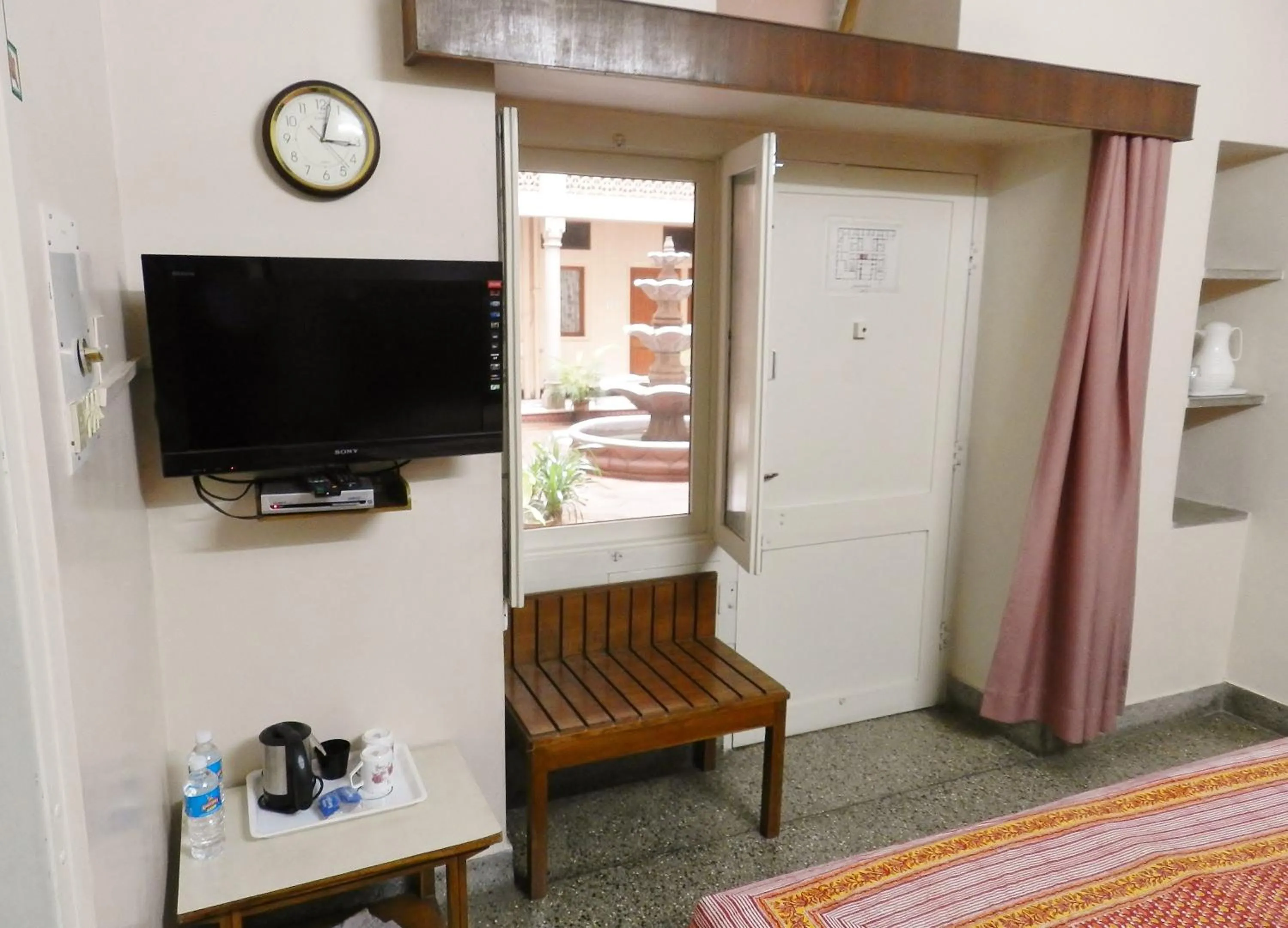 Coffee/tea facilities, Bed in Hotel Arya Niwas