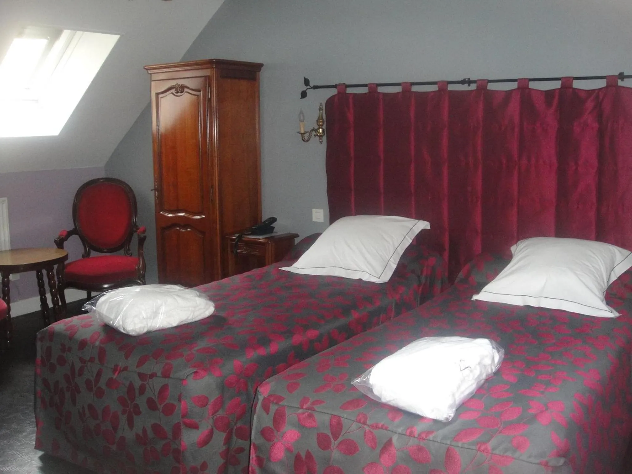 Bed in Logis Hôtel Restaurant de l'Ecu