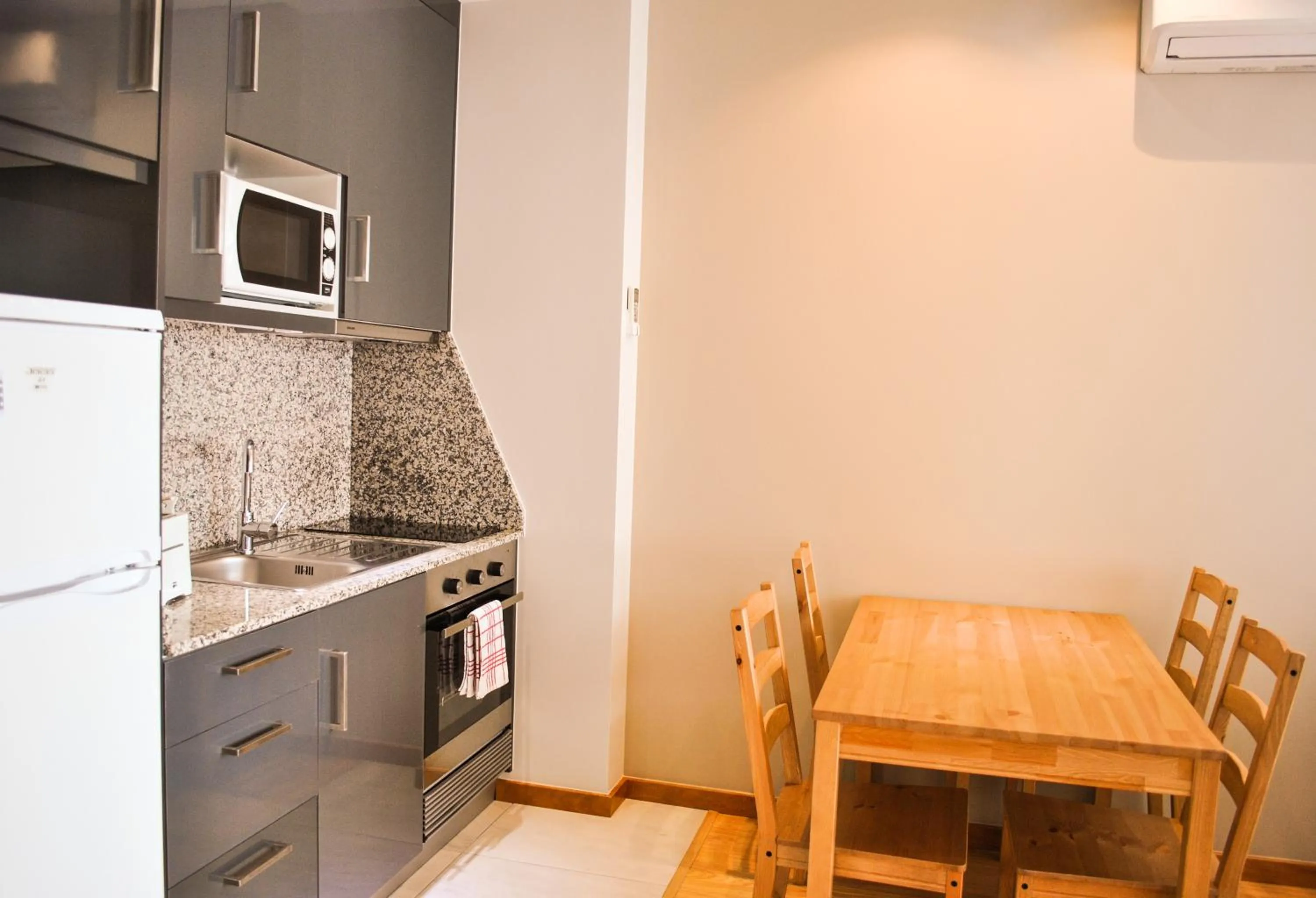 Kitchen or kitchenette in Apartamentos Portodouro - Santa Catarina