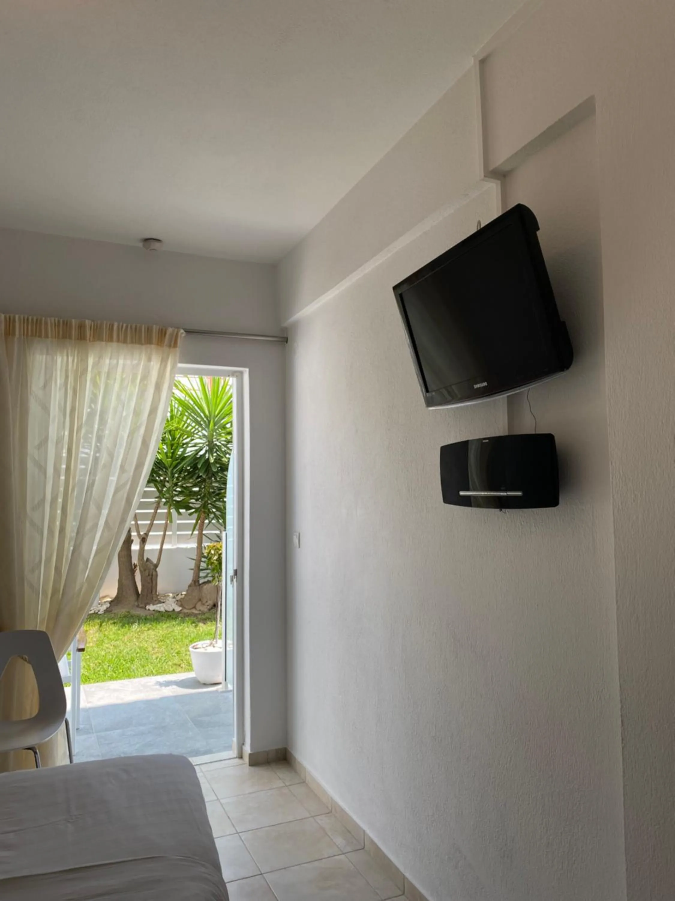 Garden view, Bed in Anemoni Beach Hotel