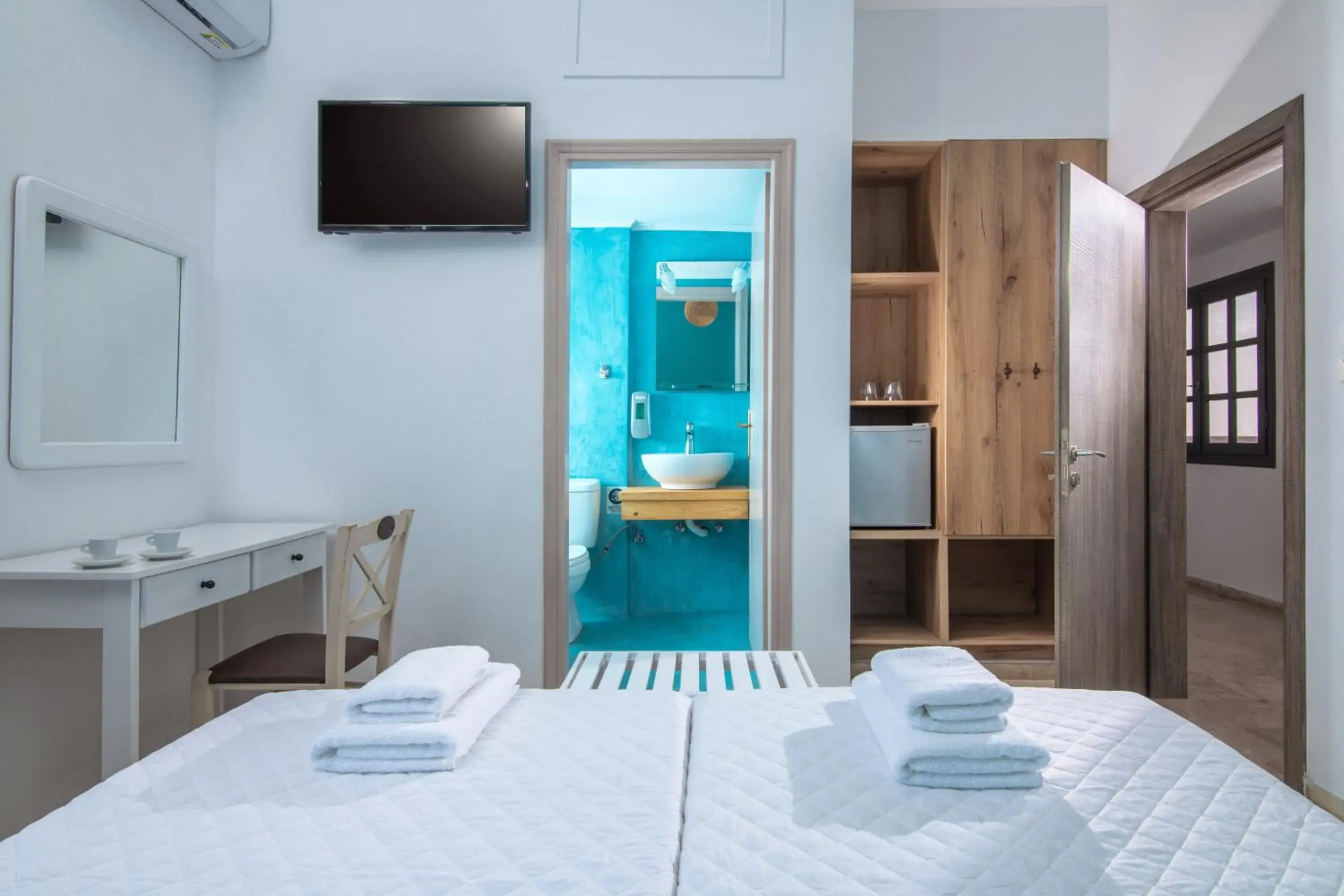 Photo of the whole room, Bed in Anemos Inn by Estia Photo of the whole room, Bed in Anemos Inn by Estia