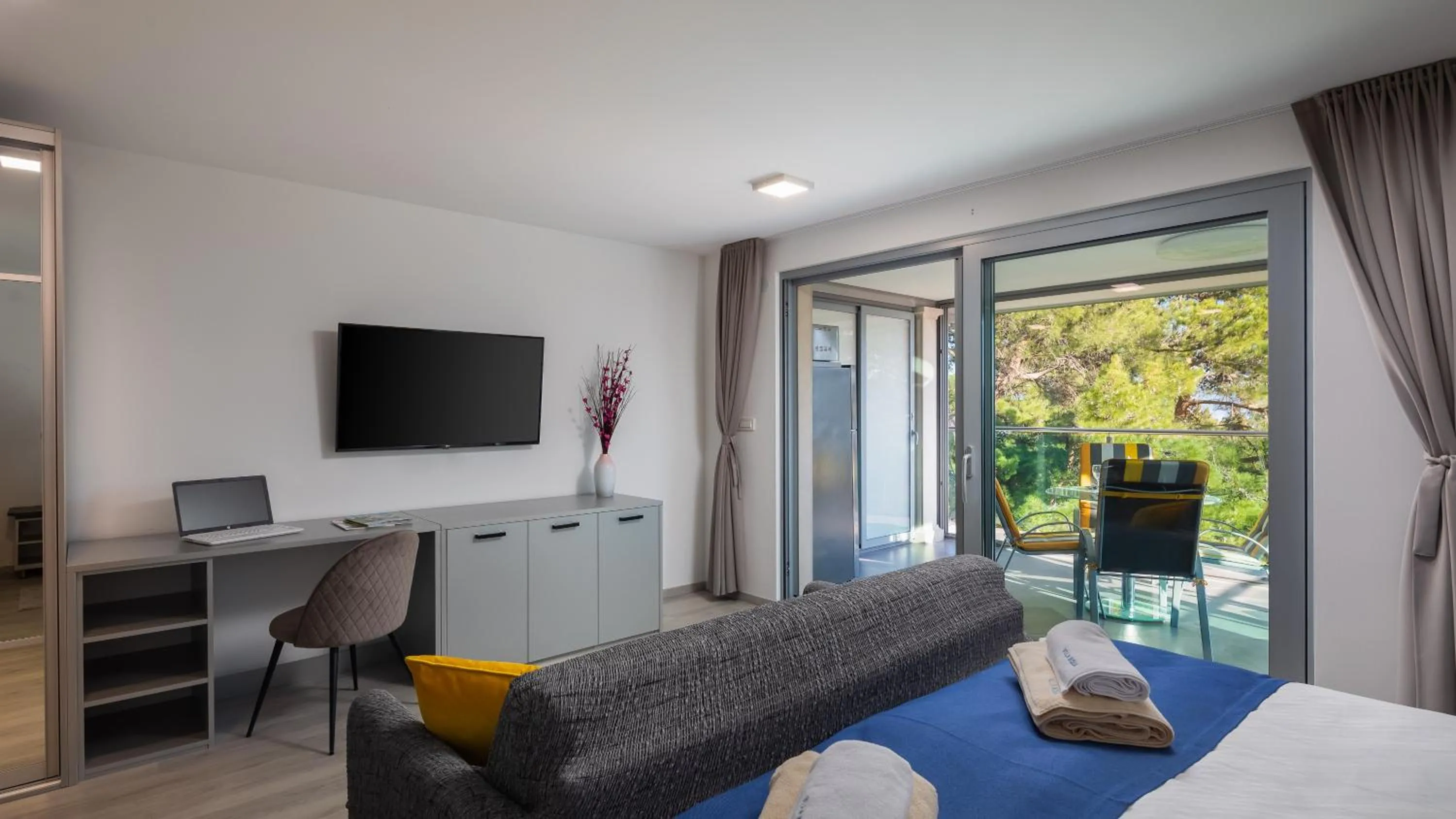 TV and multimedia, Bed in VILLA AQUA - Adults Only