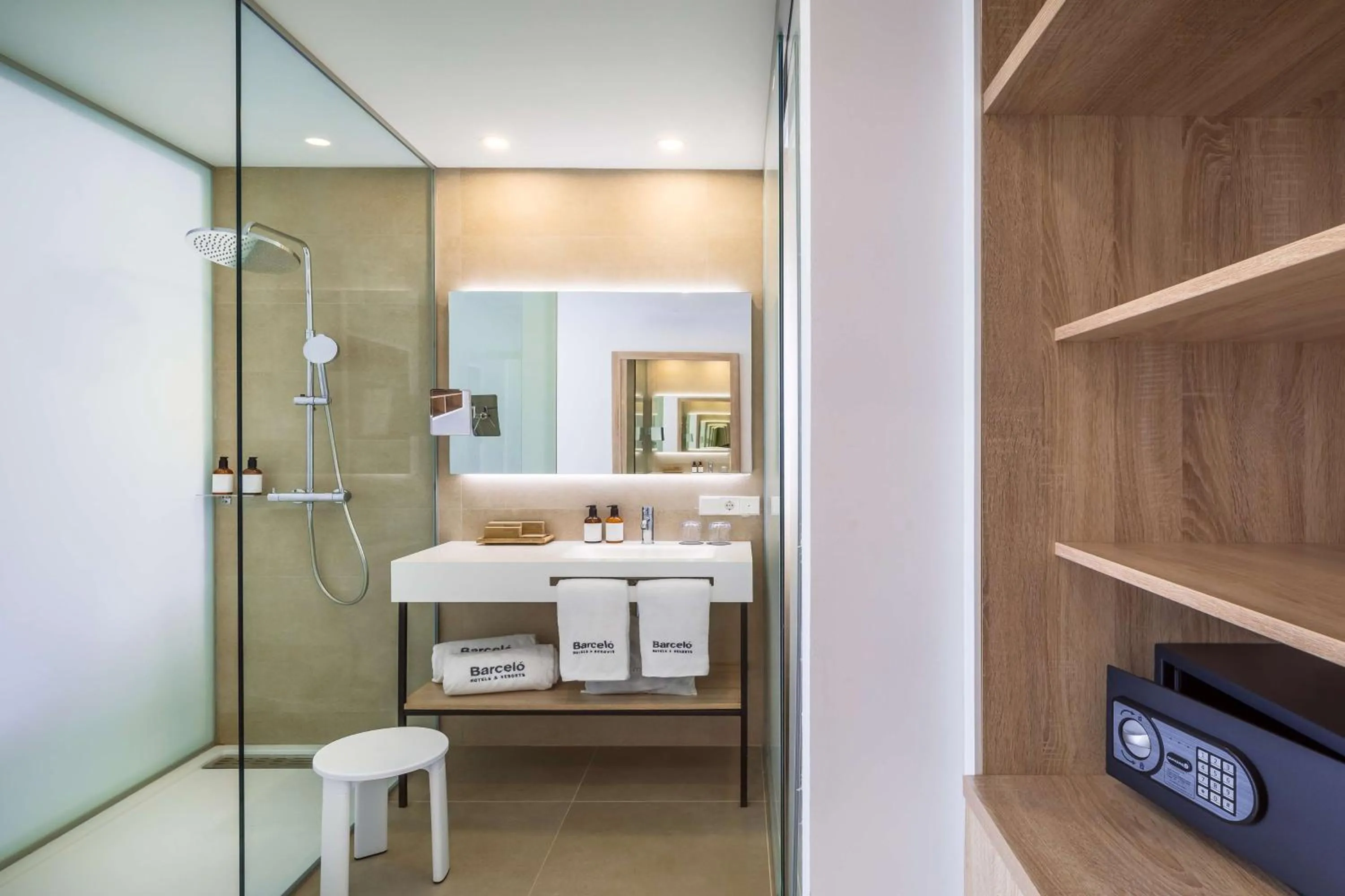 Photo of the whole room, Bed in Barceló Nura