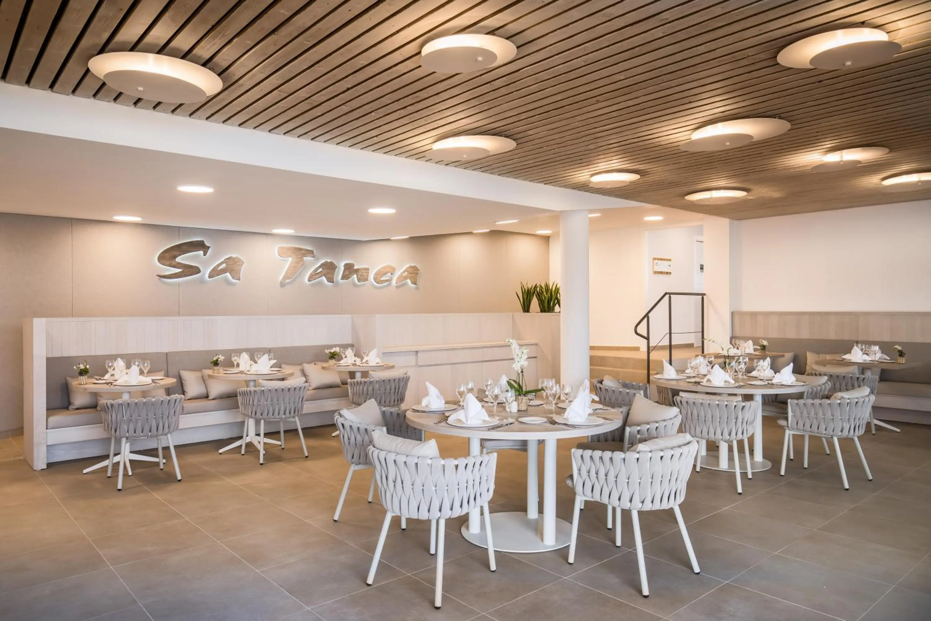 Restaurant/places to eat in Barceló Nura