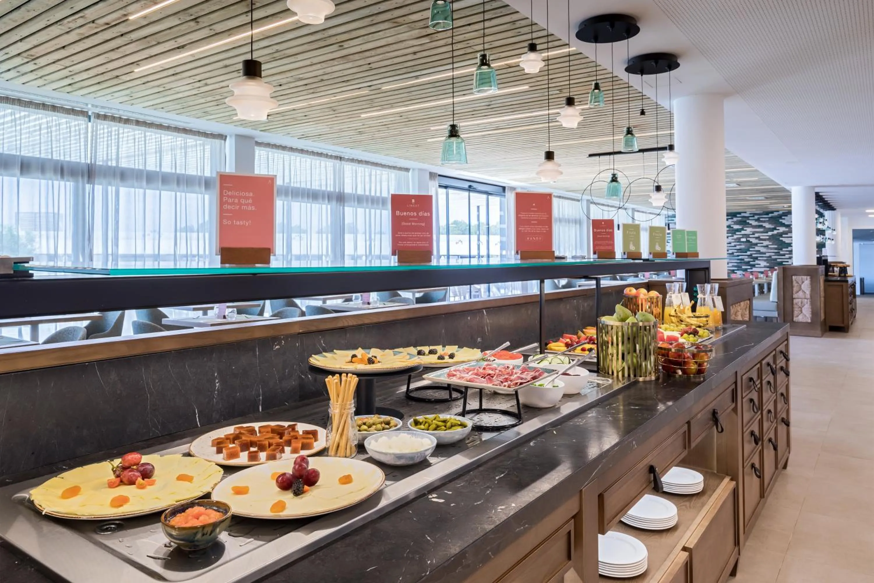 Restaurant/places to eat in Barceló Nura