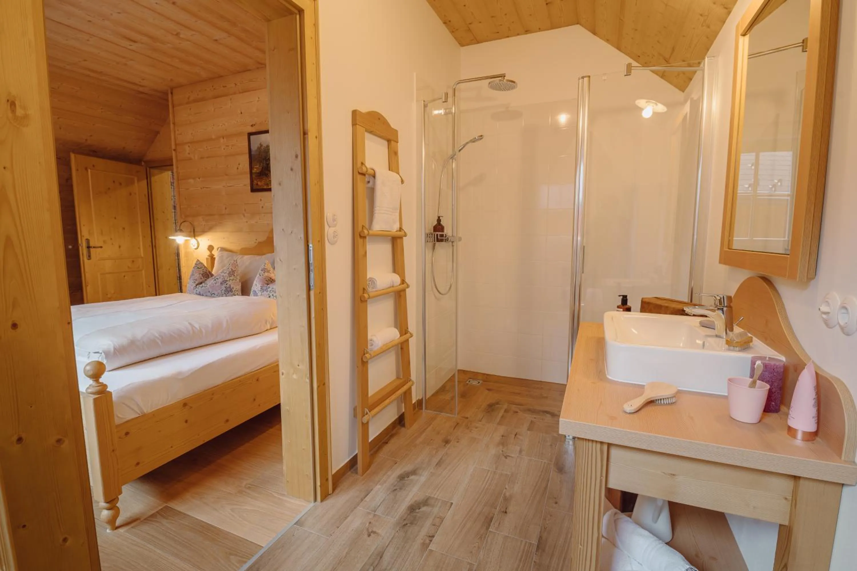 Shower, Bed in Narzissendorf Zloam - Ferien & Abenteuer am Grundlsee