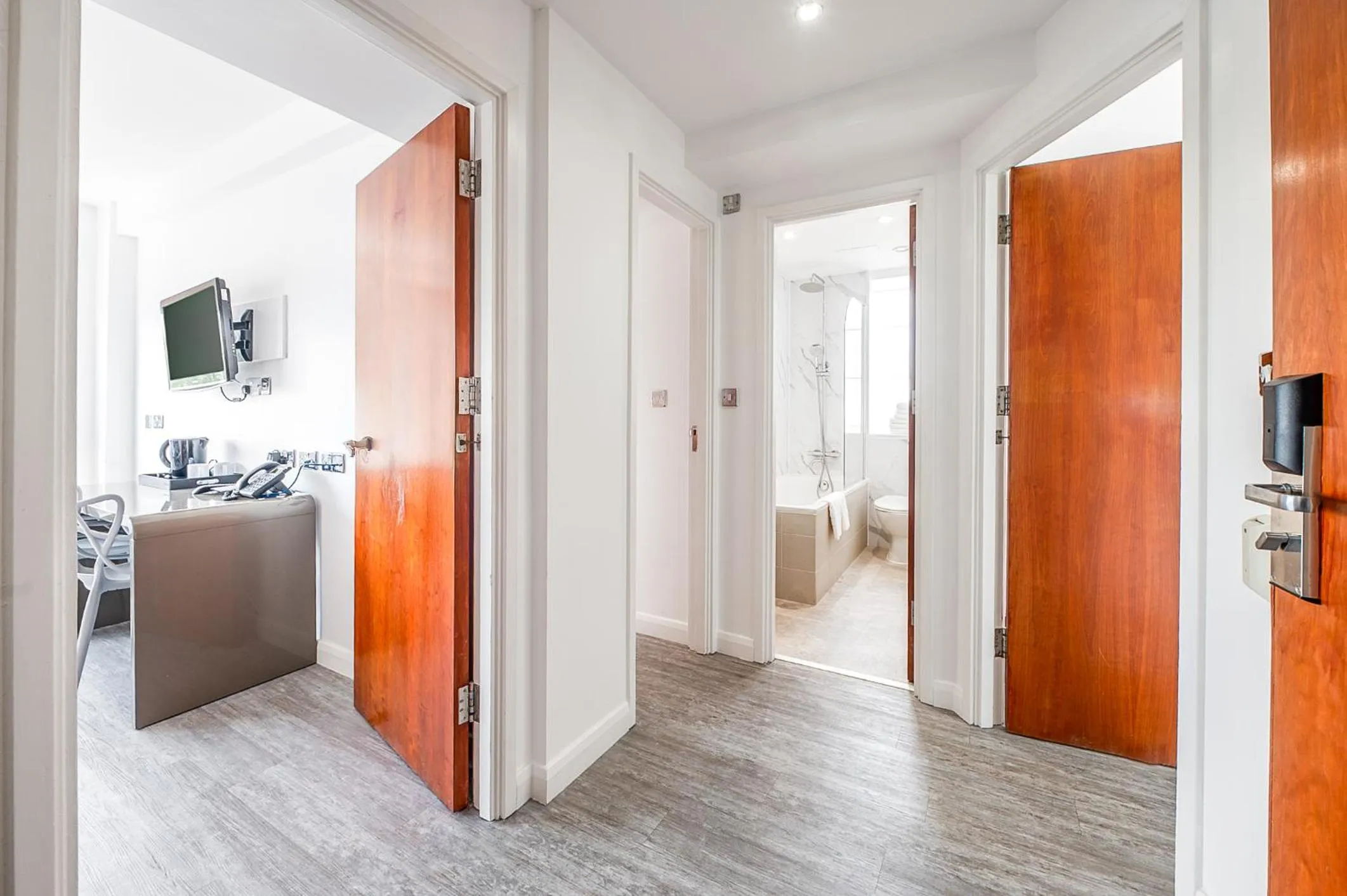 Bathroom, Bed in Roland House