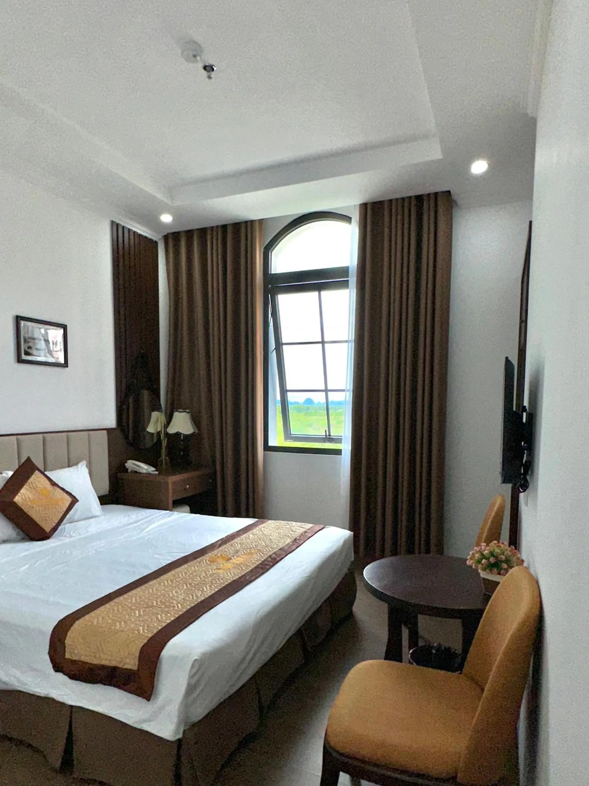 Photo of the whole room, Bed in VĨNH KHANG HẠ LONG HOTEL