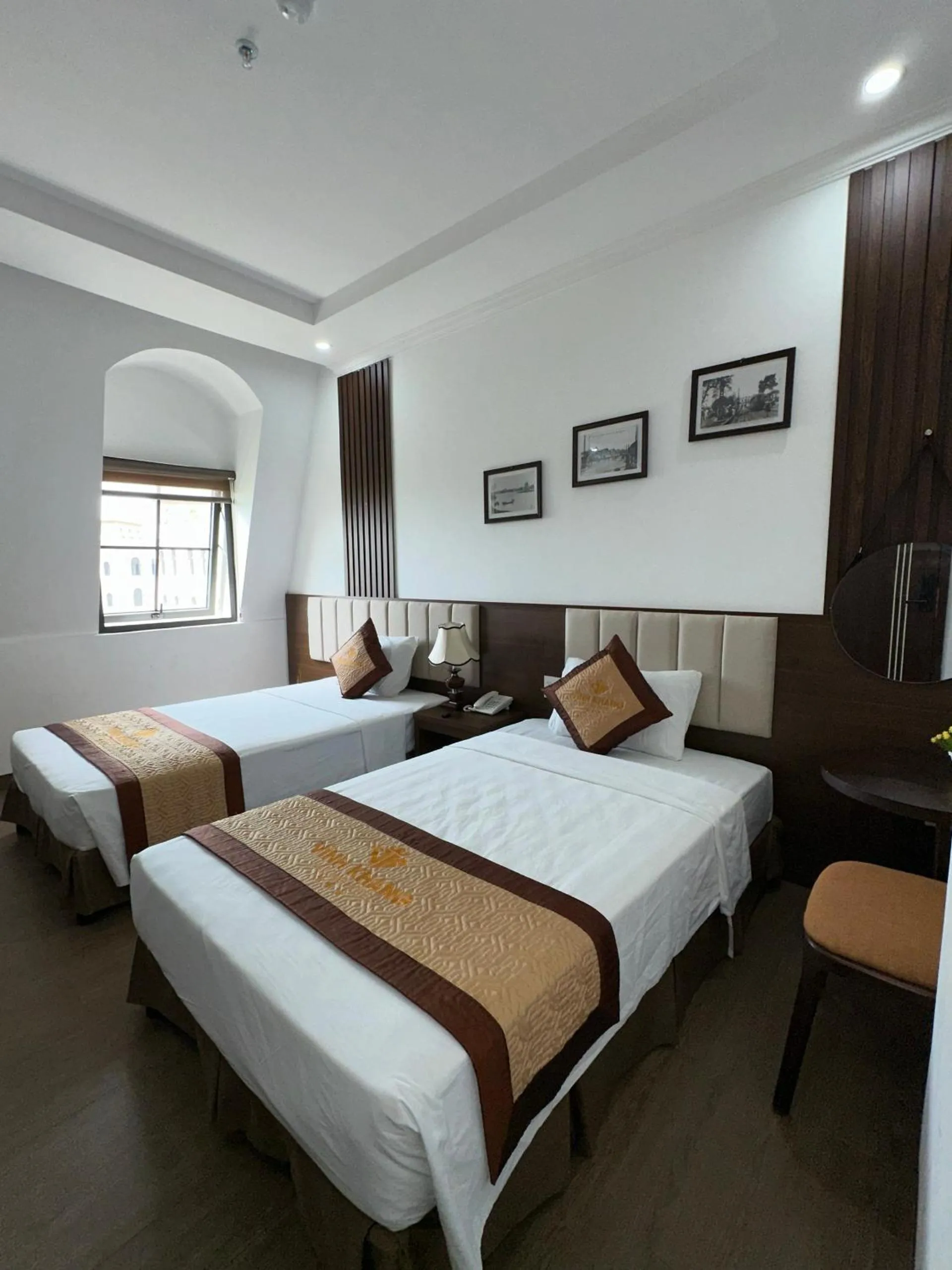Photo of the whole room, Bed in VĨNH KHANG HẠ LONG HOTEL
