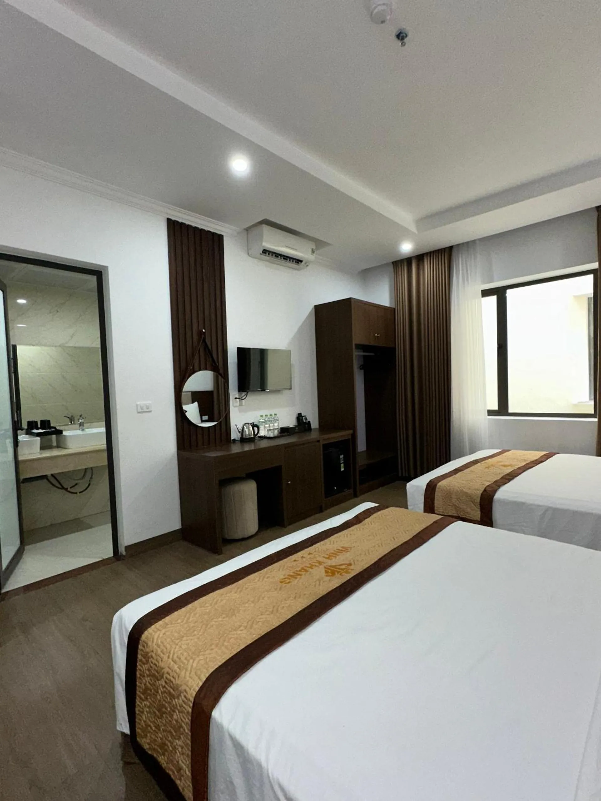 Photo of the whole room, Bed in VĨNH KHANG HẠ LONG HOTEL