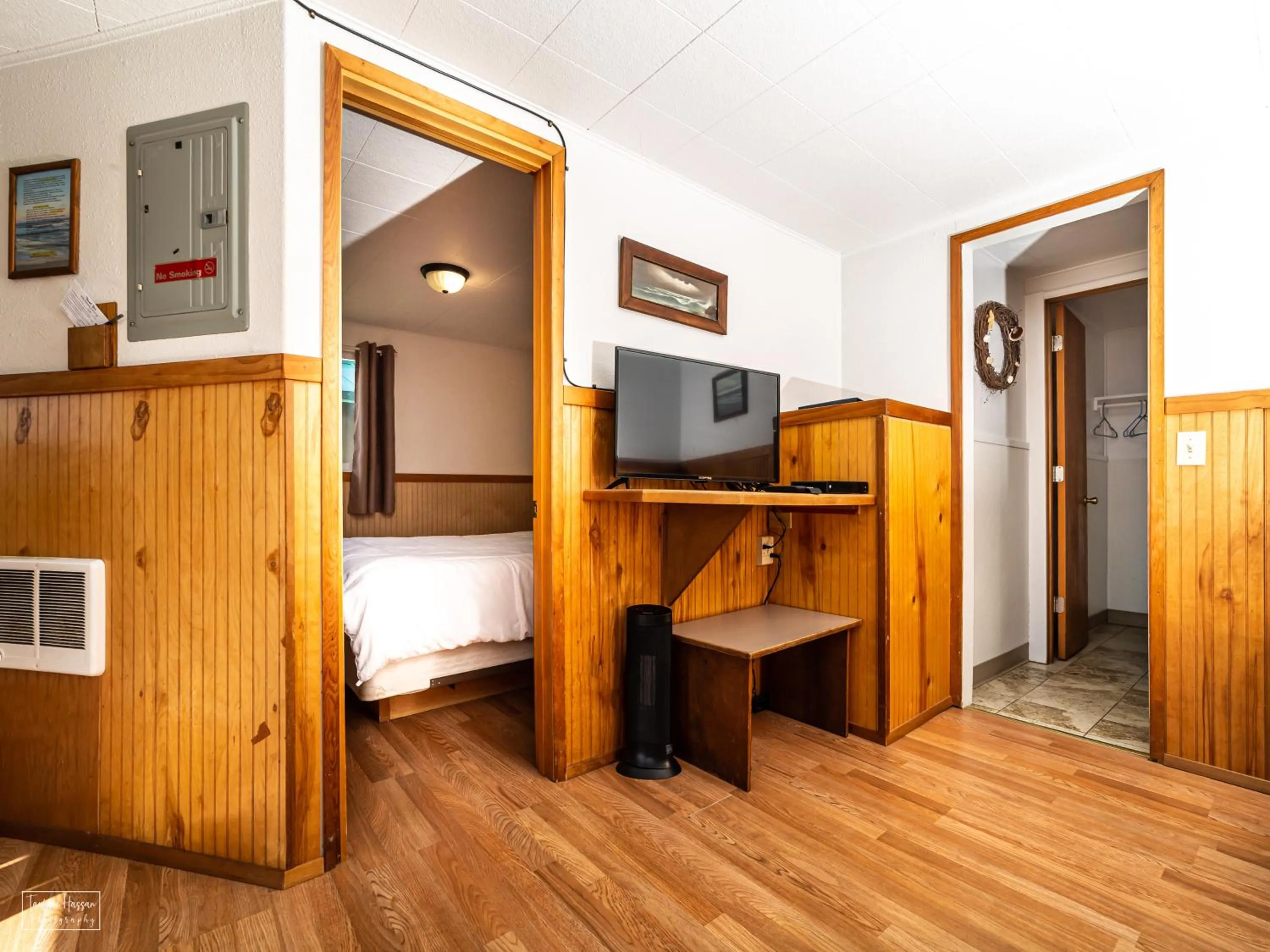 Living room, Bed in Oceanside Ocean Front Cabins