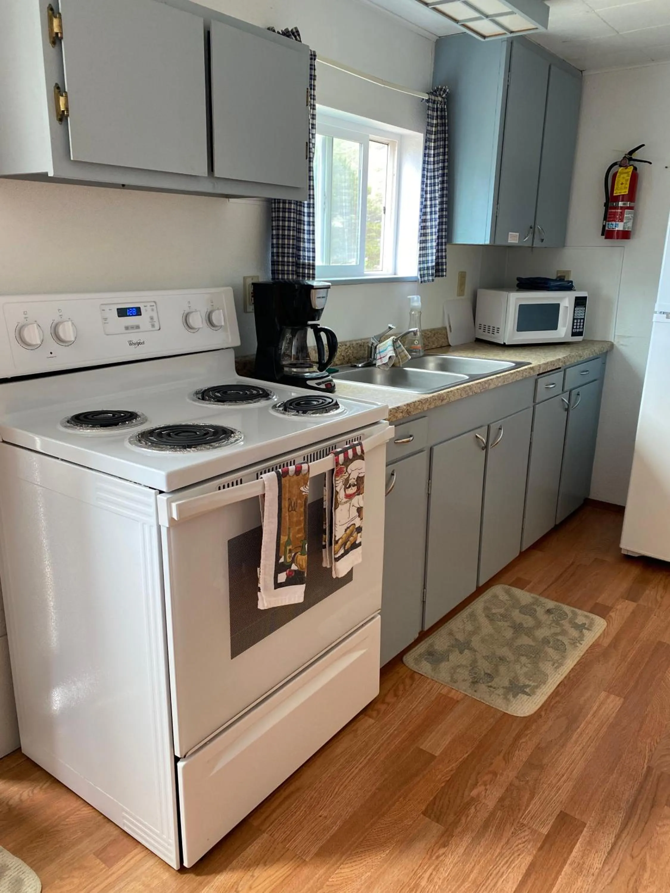 Kitchen or kitchenette in Oceanside Ocean Front Cabins
