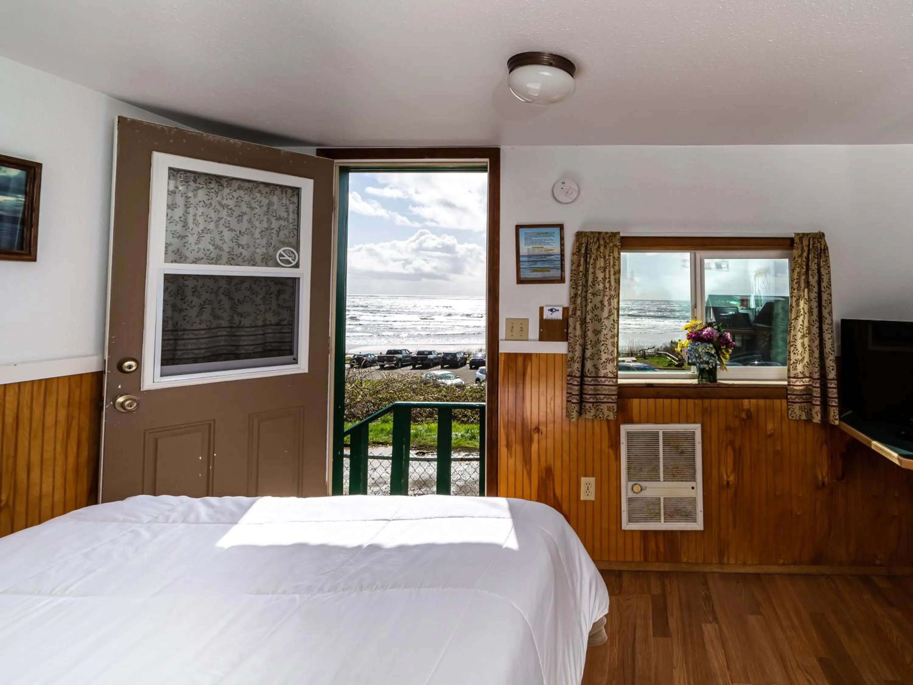 Sea view, Bed in Oceanside Ocean Front Cabins