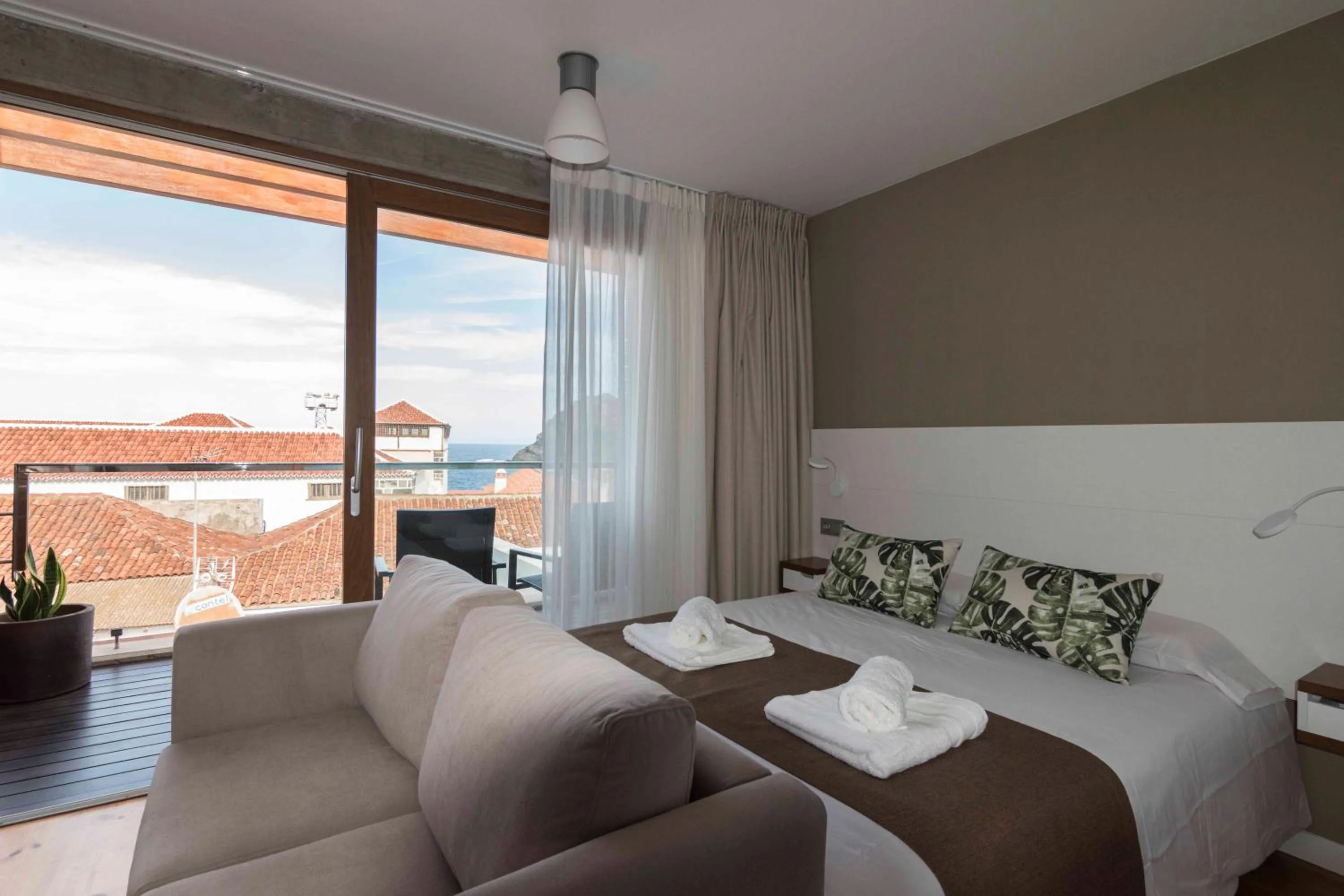 Vivienda El Ciprés. Terraza con espectaculares vistas al Mar.
