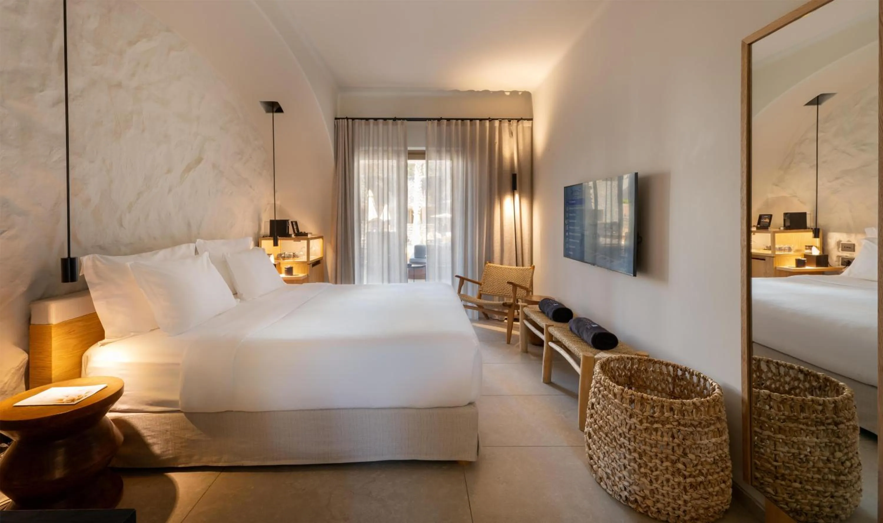 Bedroom, Bed in Radisson Blu Zaffron Resort, Santorini