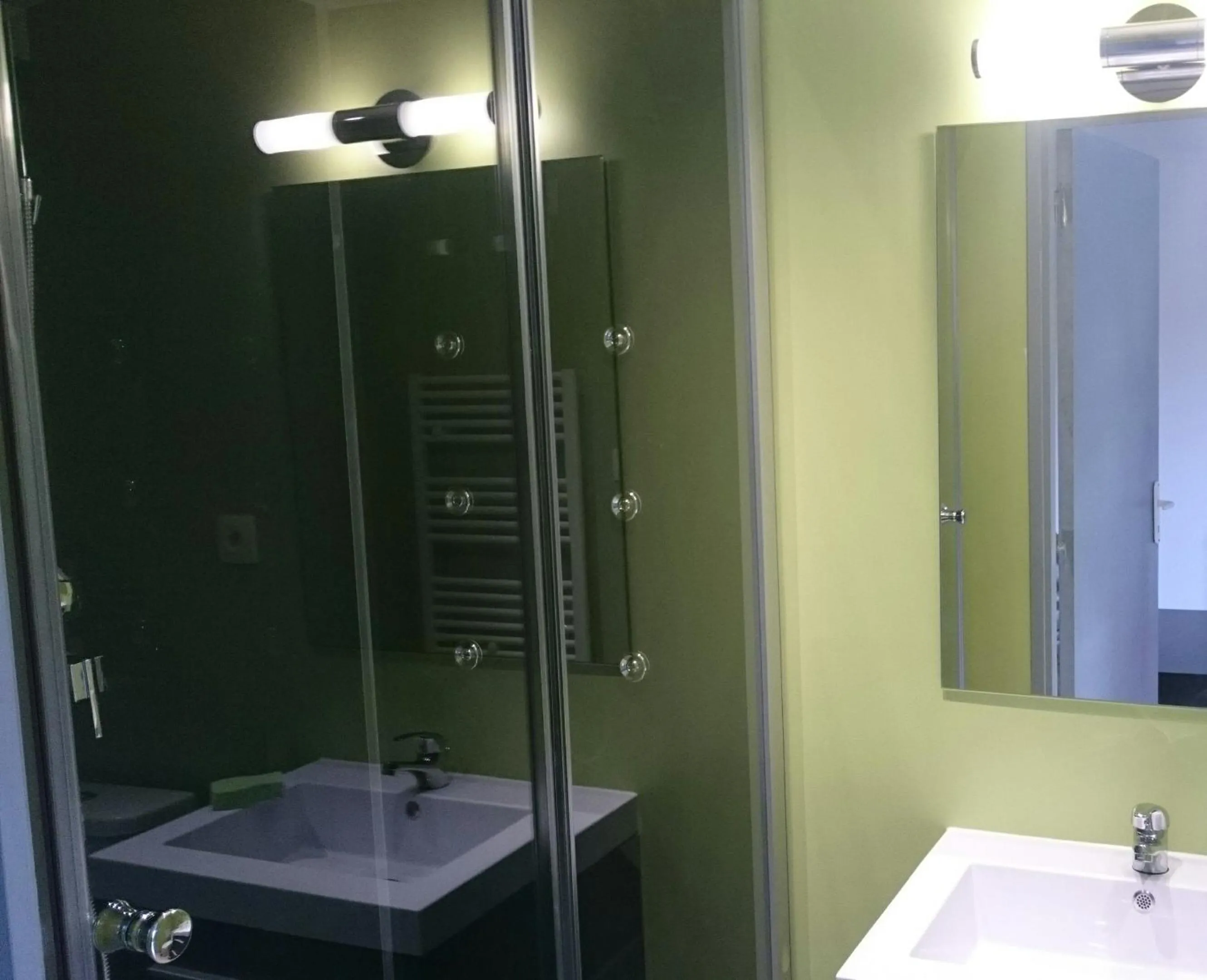 Bathroom in La Trainelière