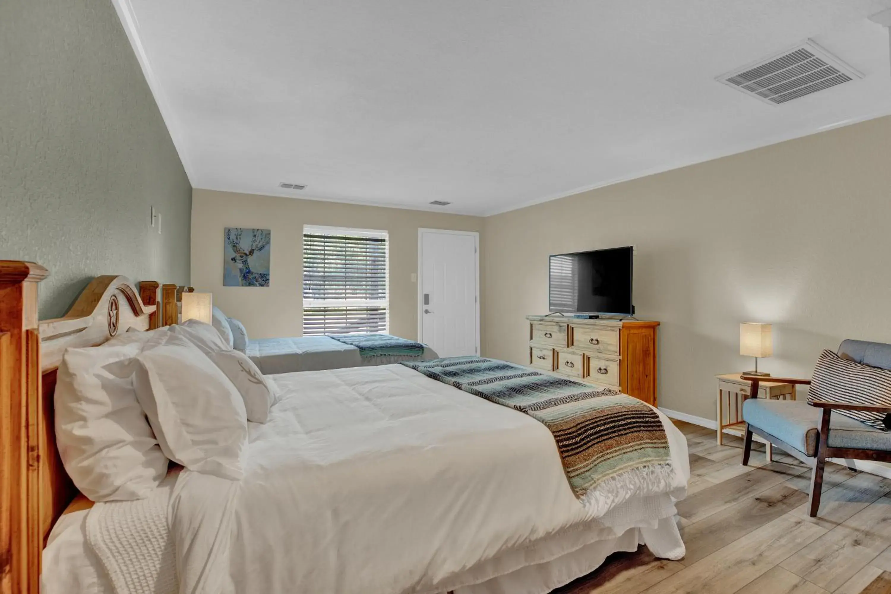 Bed in Maven's Inn & Grill Bed in Maven's Inn & Grill