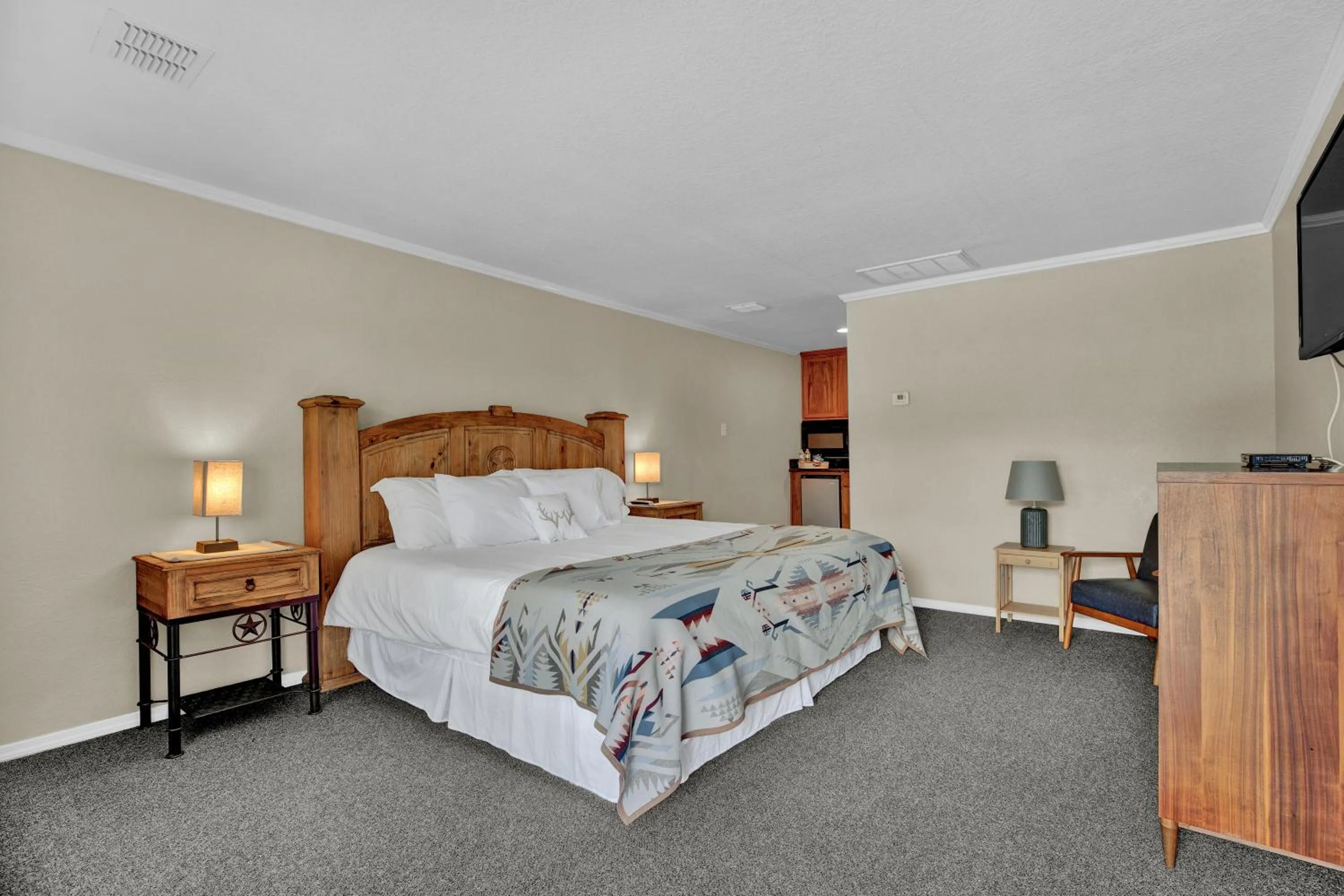 Bed in Maven's Inn & Grill