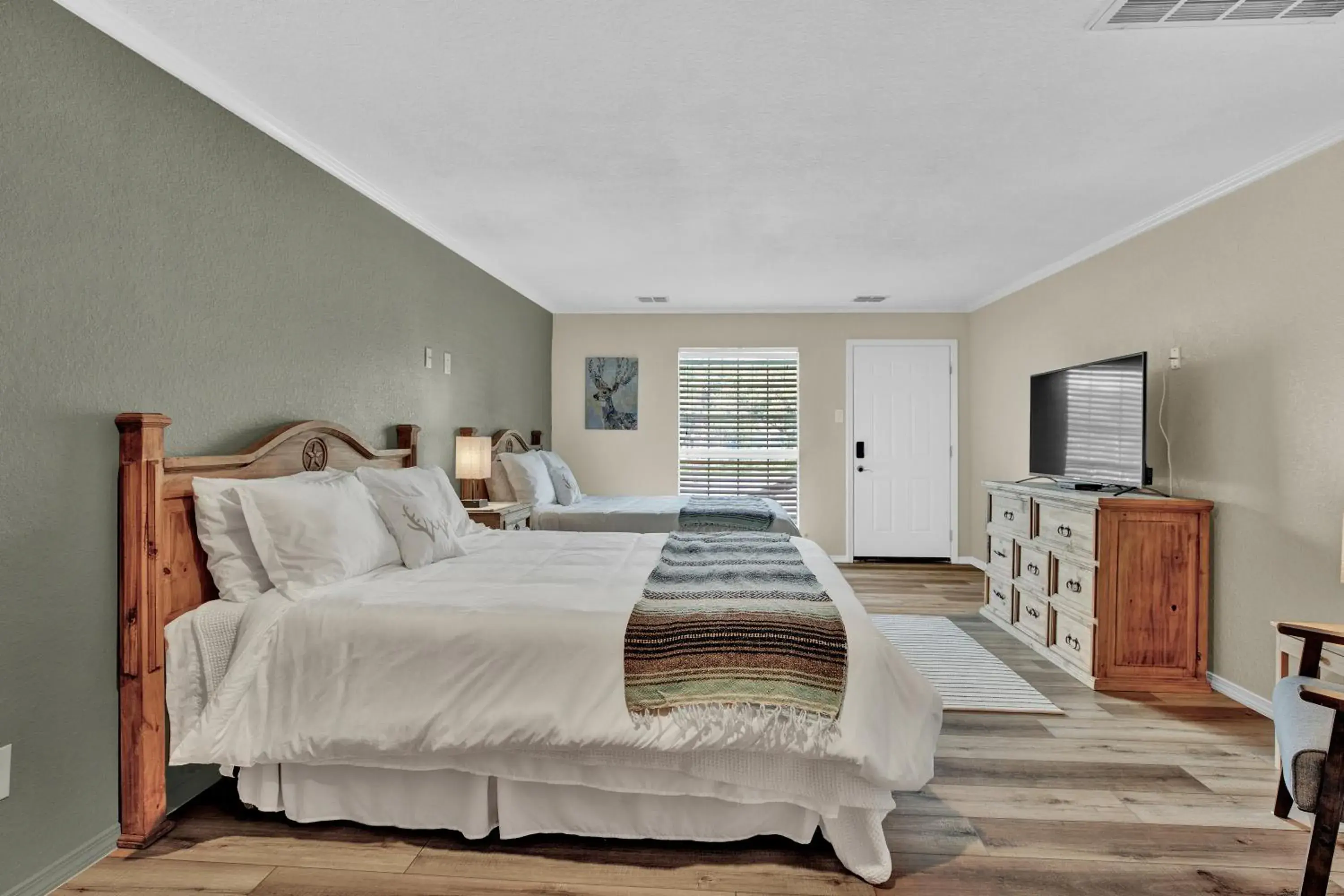 Bed in Maven's Inn & Grill Bed in Maven's Inn & Grill