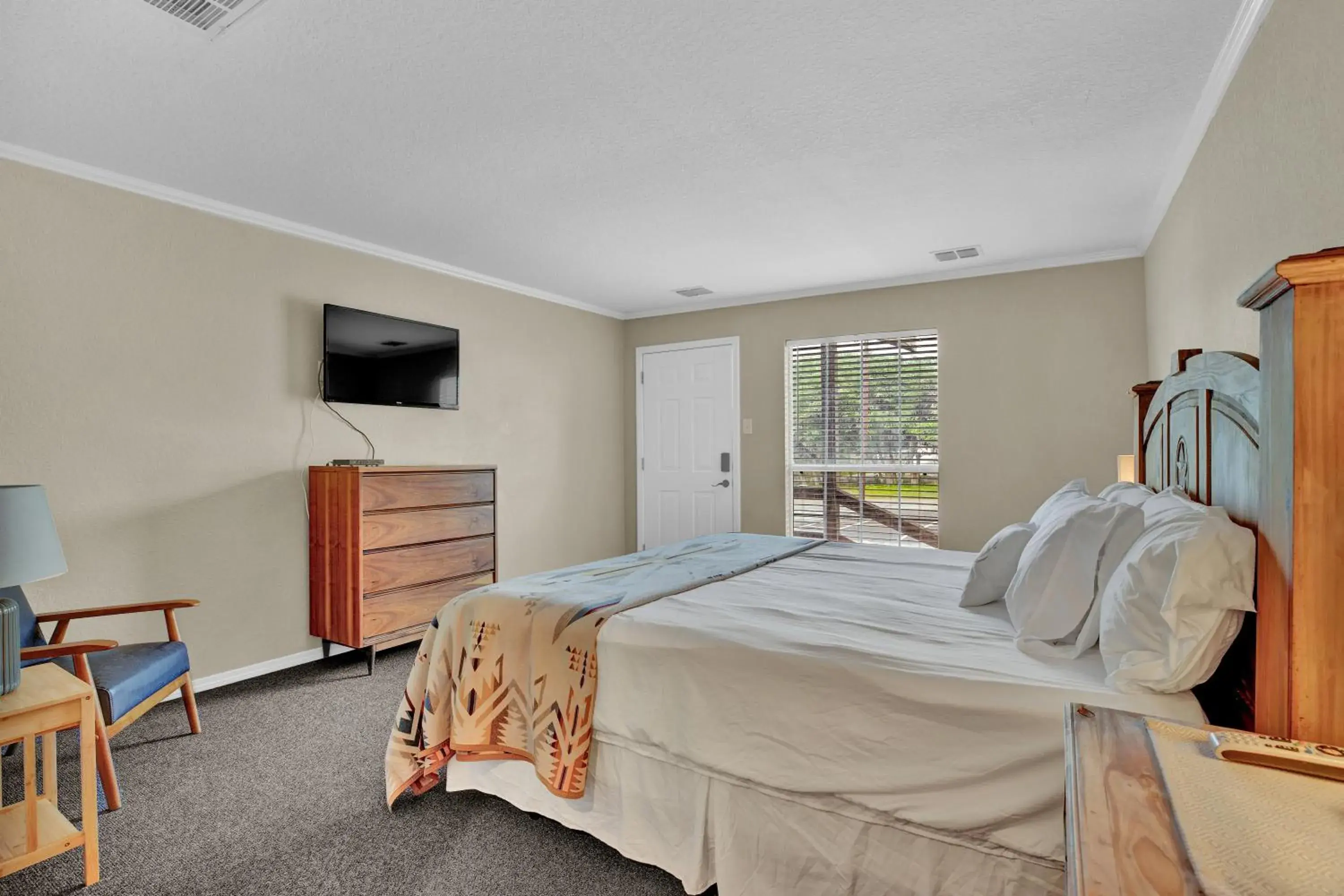 Bed in Maven's Inn & Grill Bed in Maven's Inn & Grill