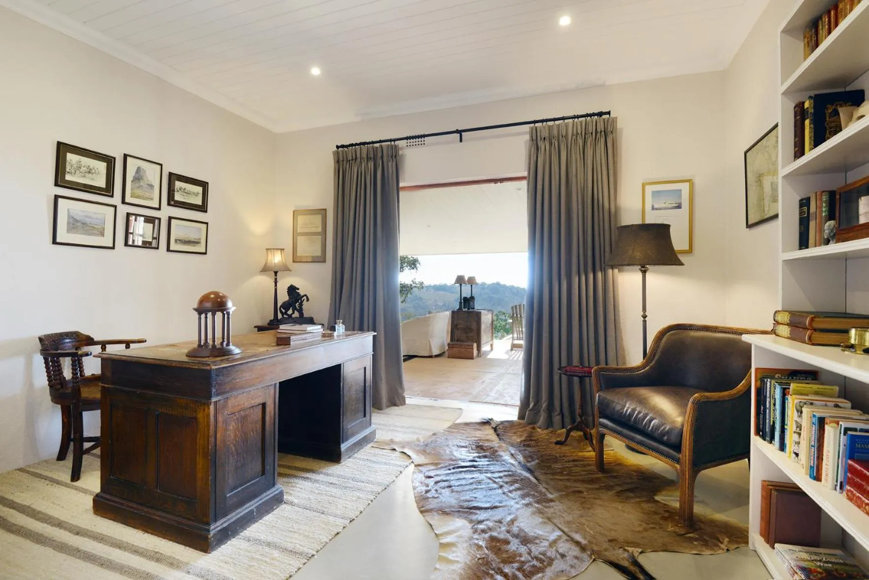 Library in Tomjachu Bush Retreat