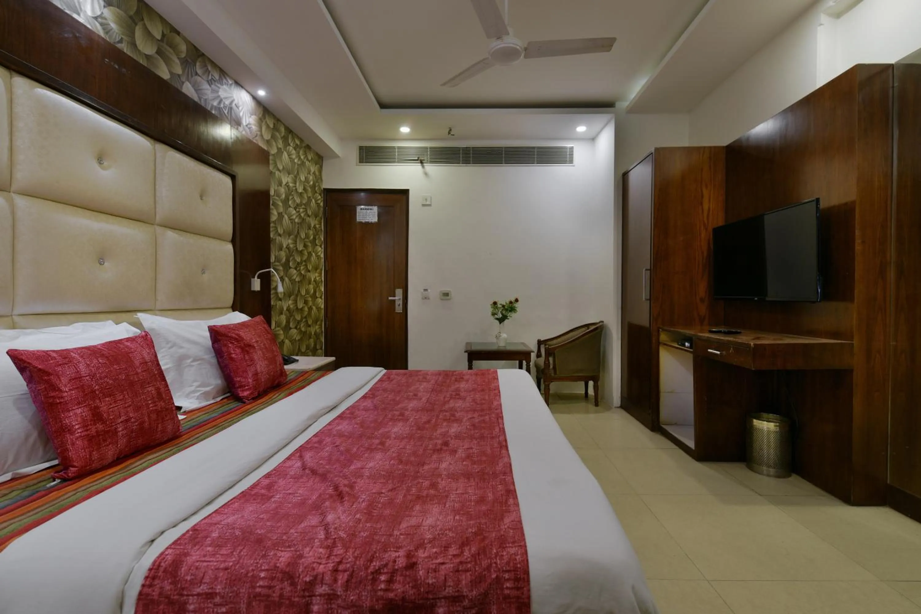 Communal lounge/ TV room, Bed in The Yuvraj By LIVIQ