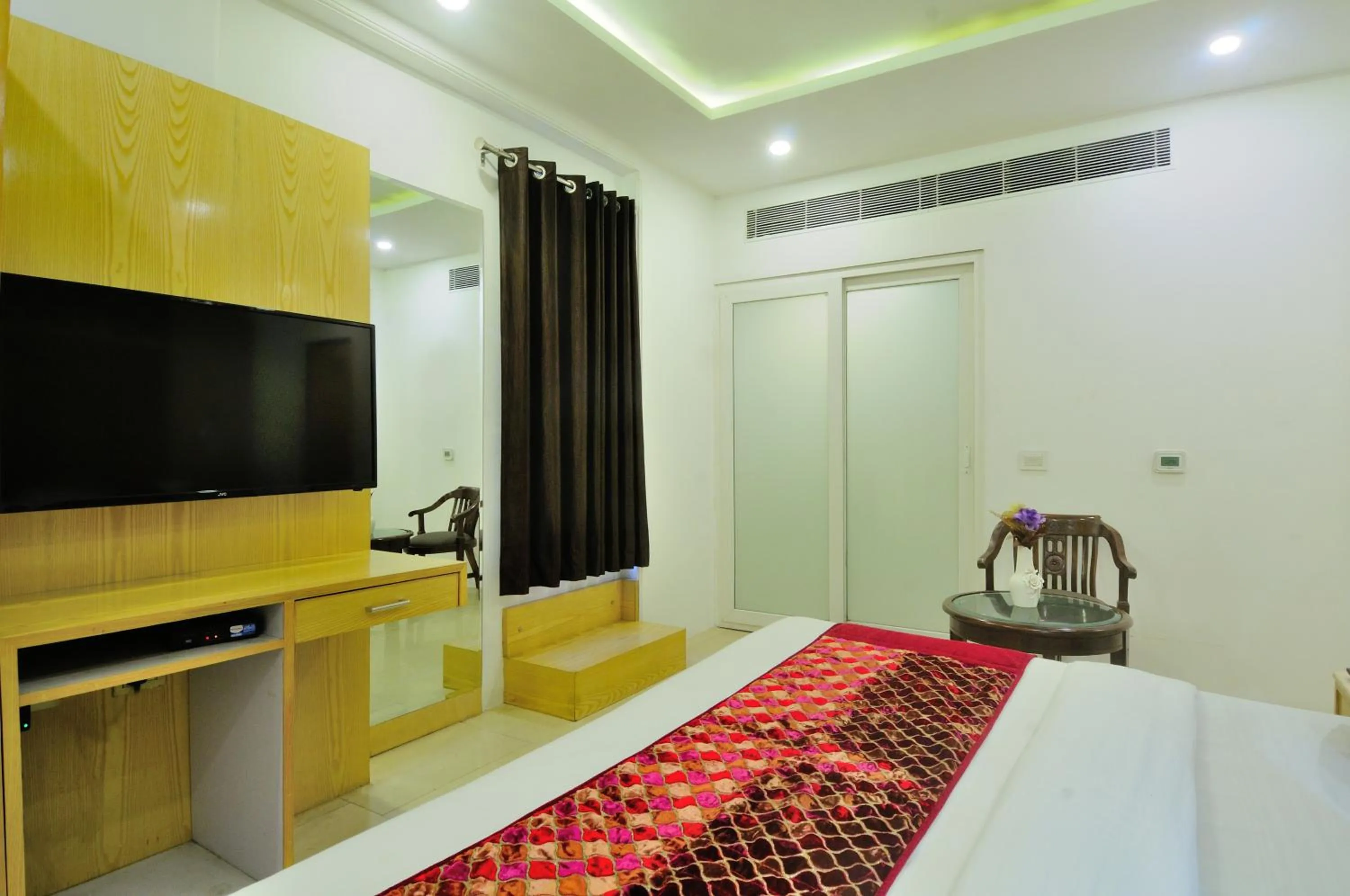 TV and multimedia, Bed in The Yuvraj By LIVIQ