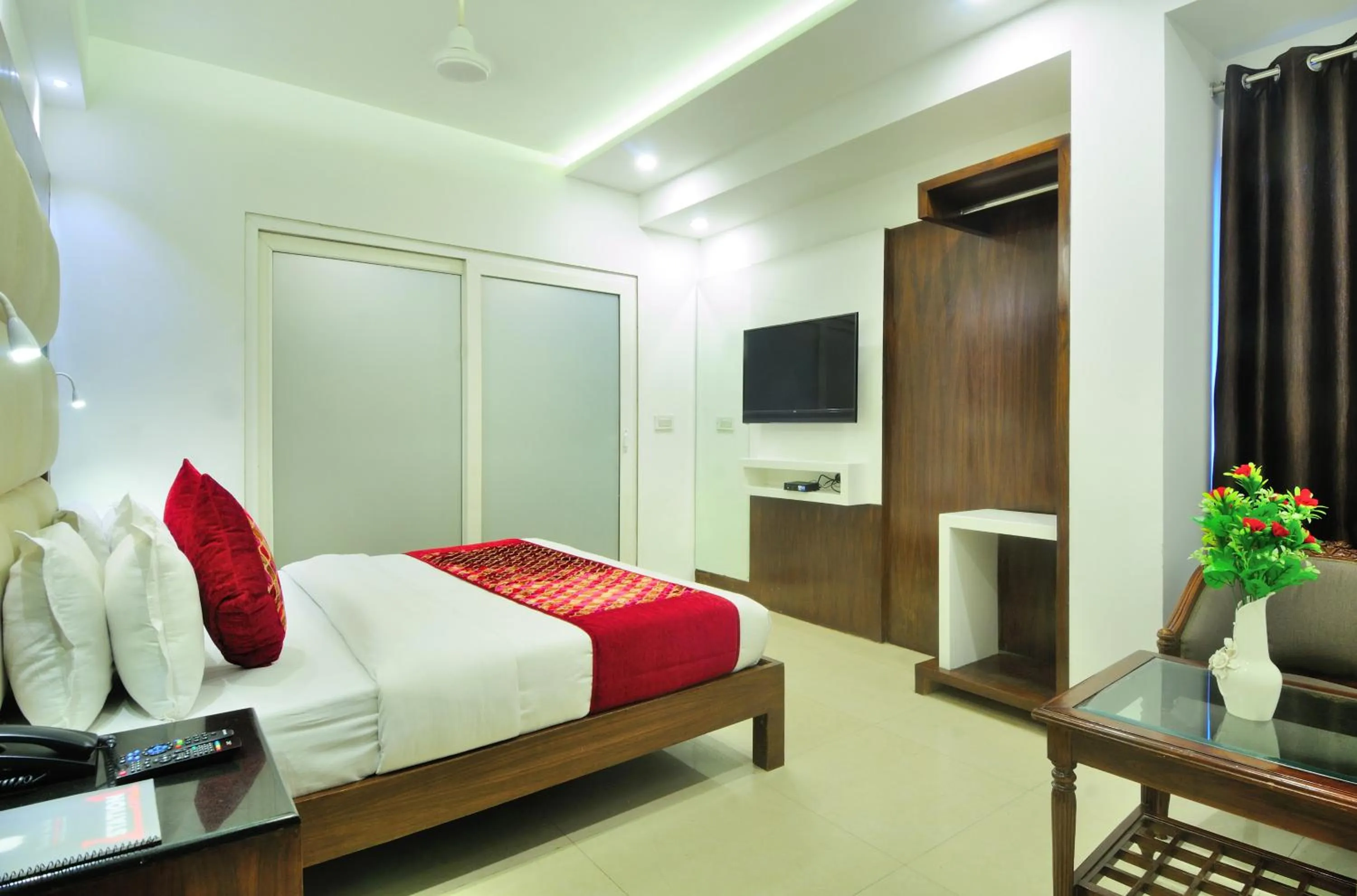 Communal lounge/ TV room, Bed in The Yuvraj By LIVIQ