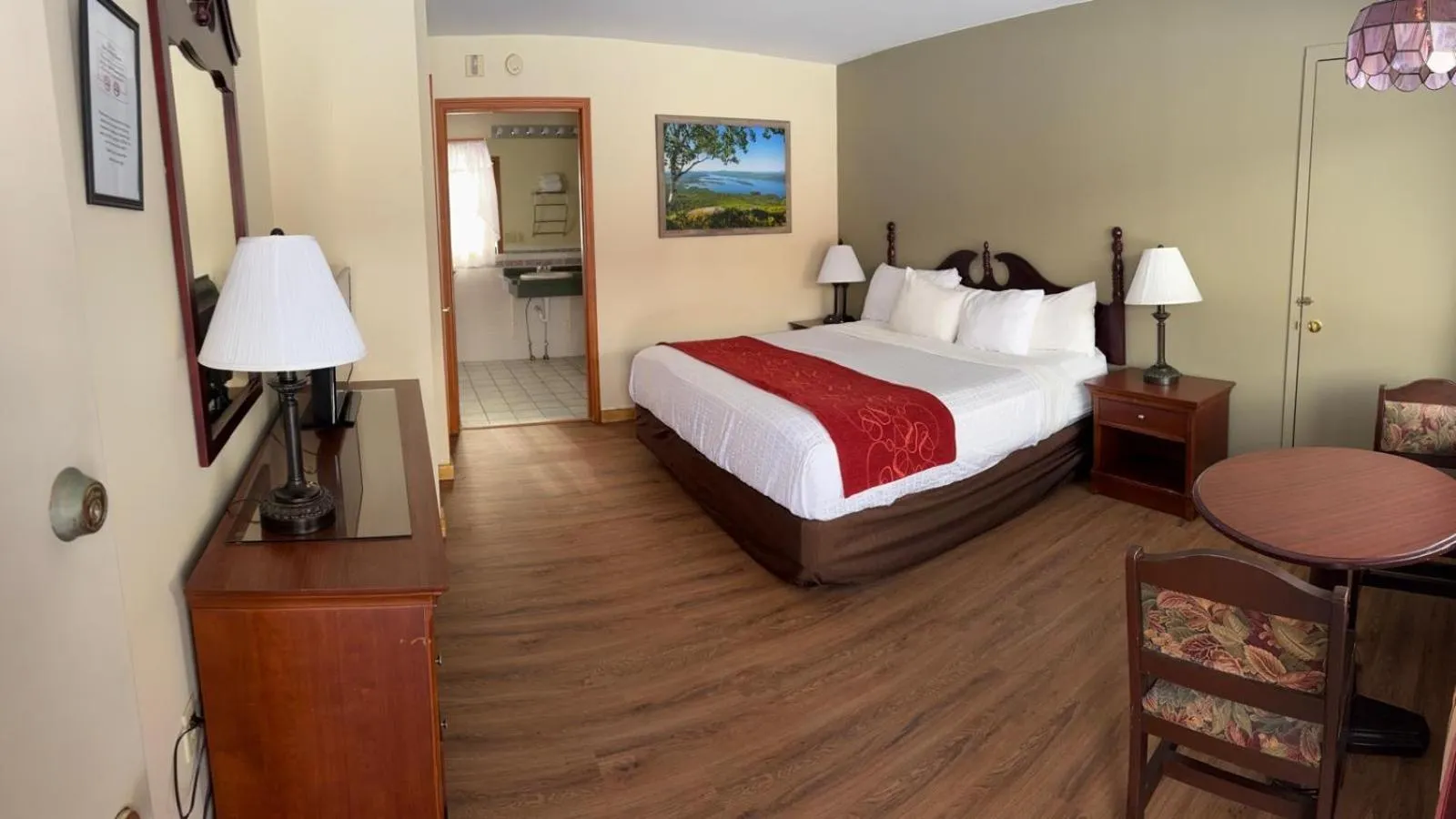 Bed in Mohican Resort Motel, Conveniently located to all Lake George attractions