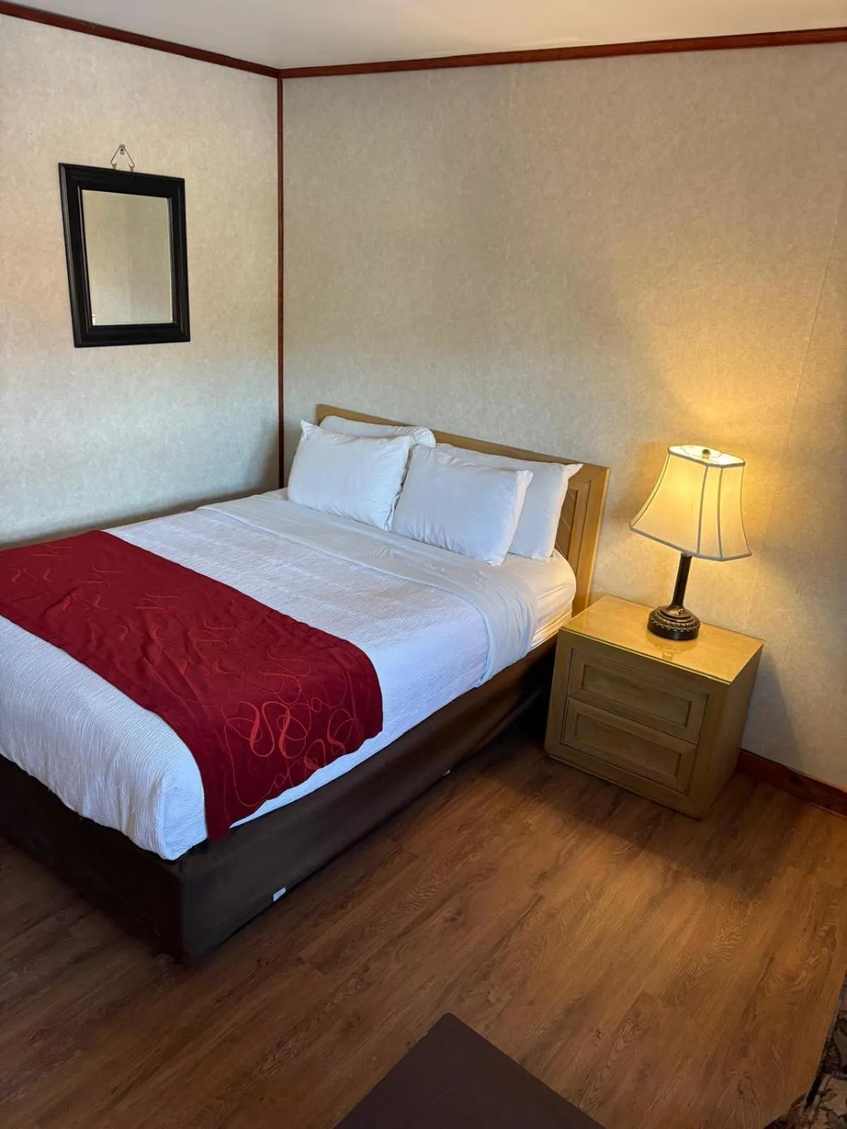 Bed in Mohican Resort Motel, Conveniently located to all Lake George attractions