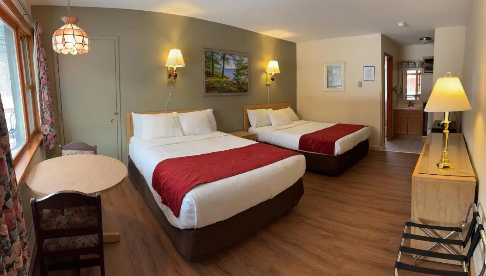 Queen Room in Mohican Resort Motel, Conveniently located to all Lake George attractions Queen Room in Mohican Resort Motel, Conveniently located to all Lake George attractions