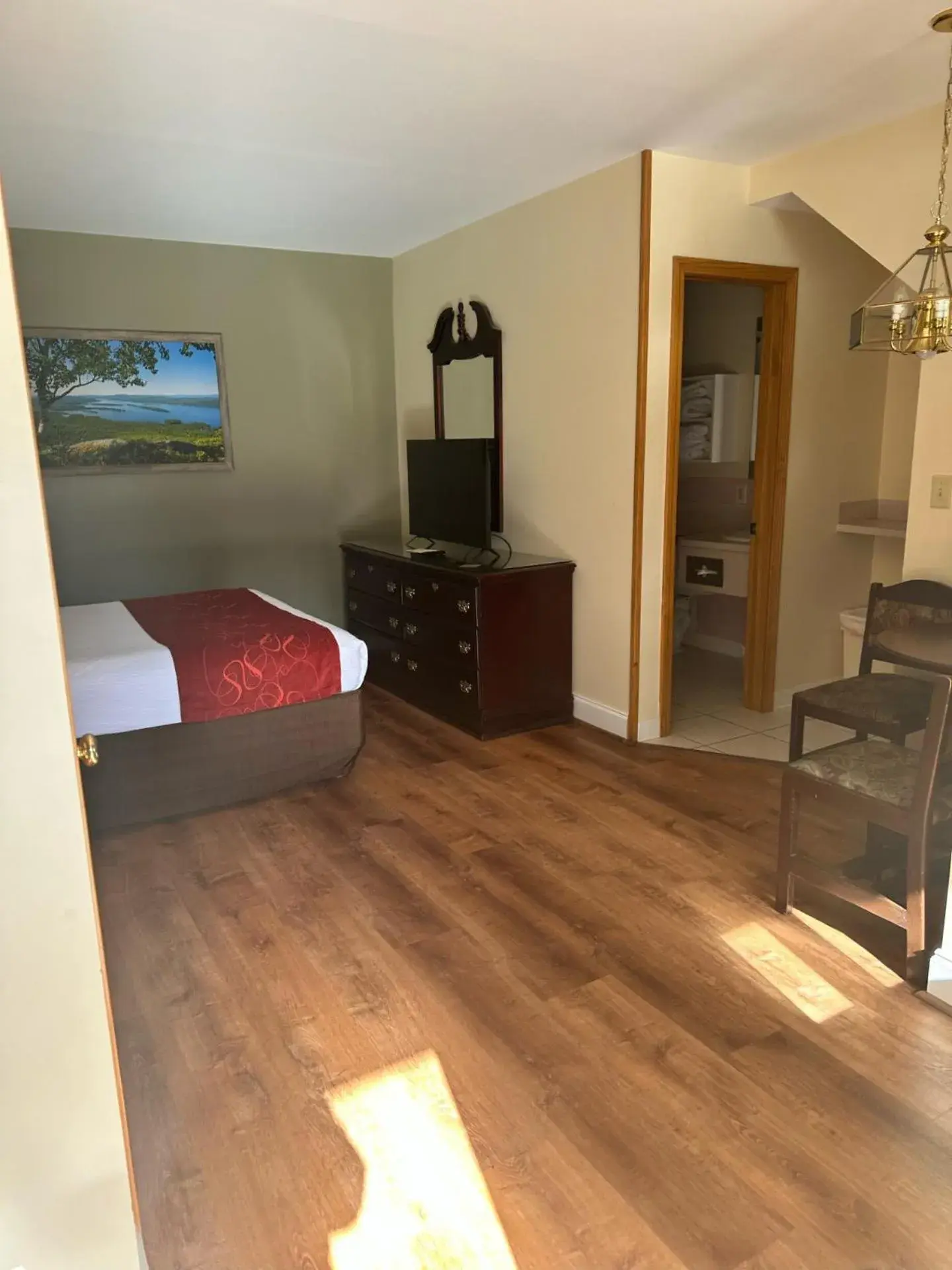 Bed in Mohican Resort Motel, Conveniently located to all Lake George attractions Bed in Mohican Resort Motel, Conveniently located to all Lake George attractions