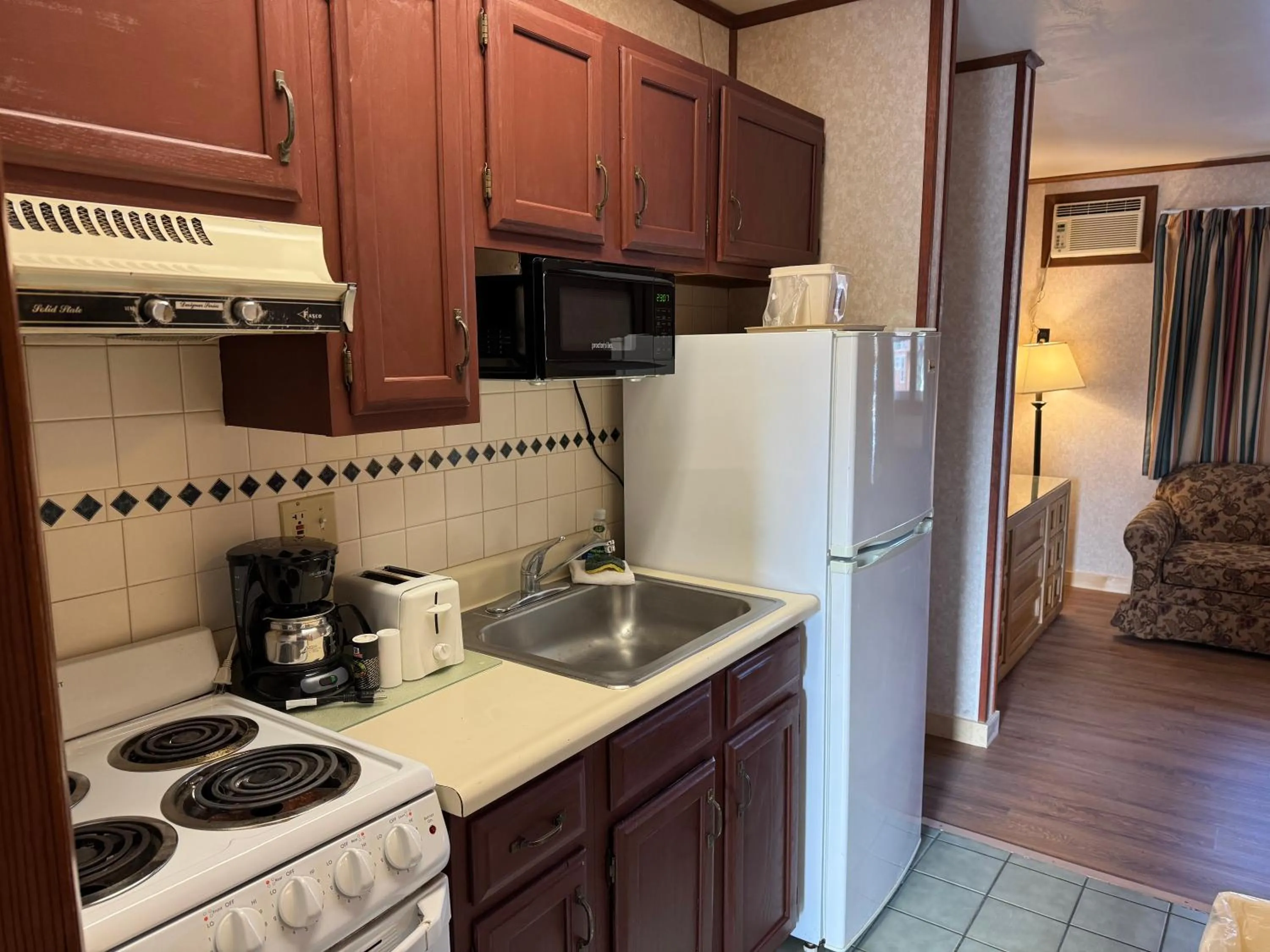 Mohican Resort Motel, Conveniently located to all Lake George attractions