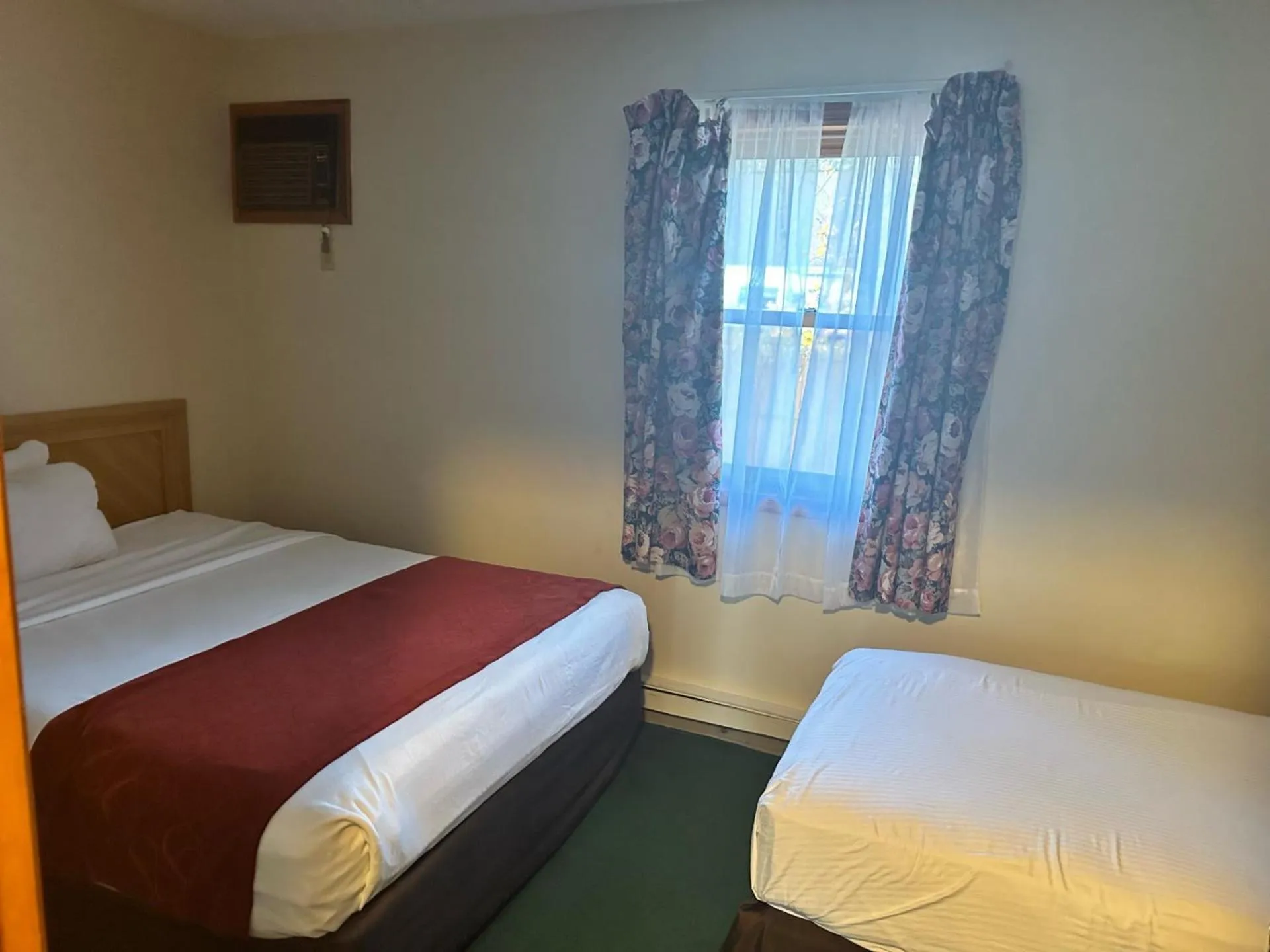 Bed in Mohican Resort Motel, Conveniently located to all Lake George attractions