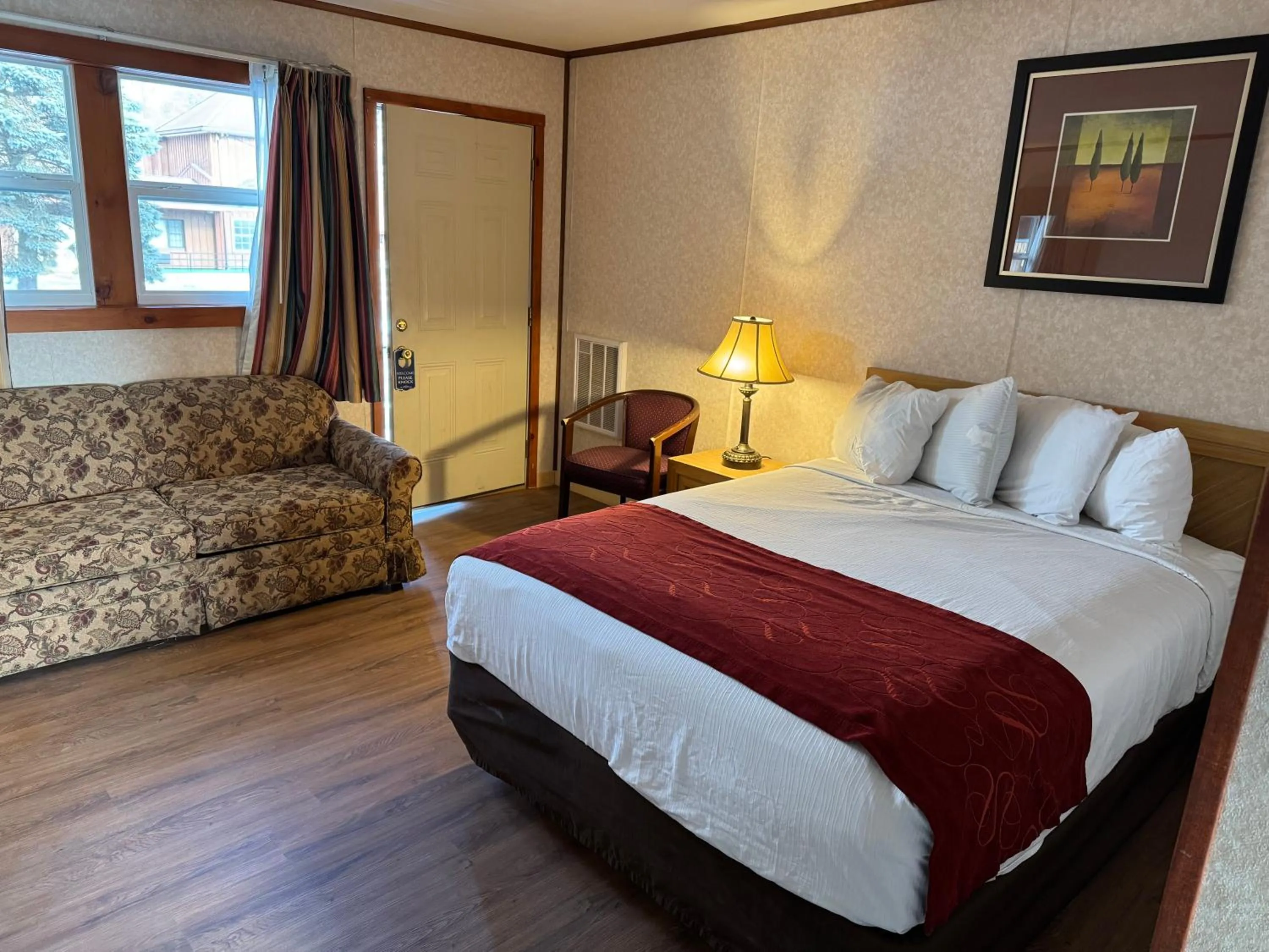 Bed in Mohican Resort Motel, Conveniently located to all Lake George attractions