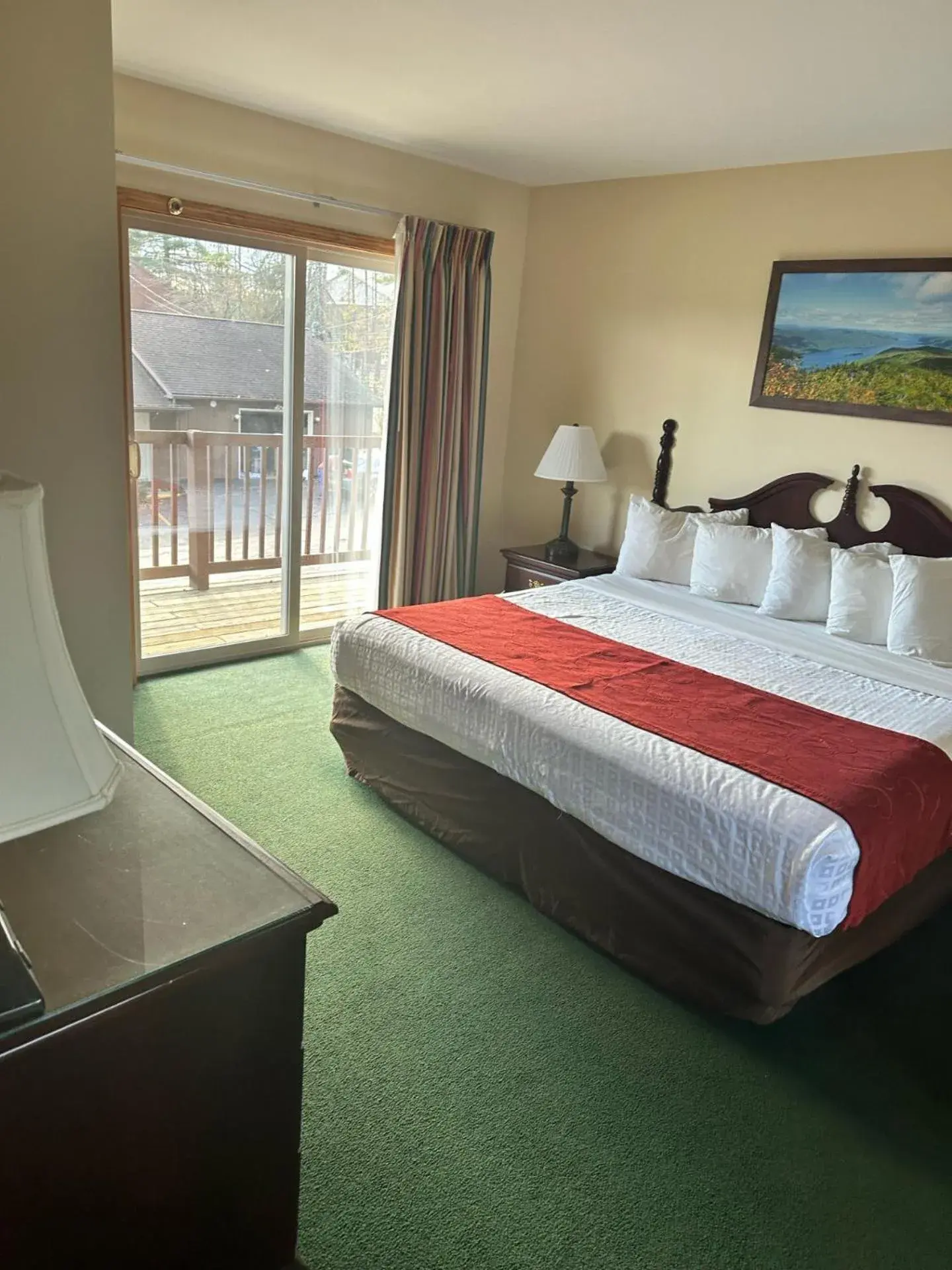 Bed in Mohican Resort Motel, Conveniently located to all Lake George attractions Bed in Mohican Resort Motel, Conveniently located to all Lake George attractions