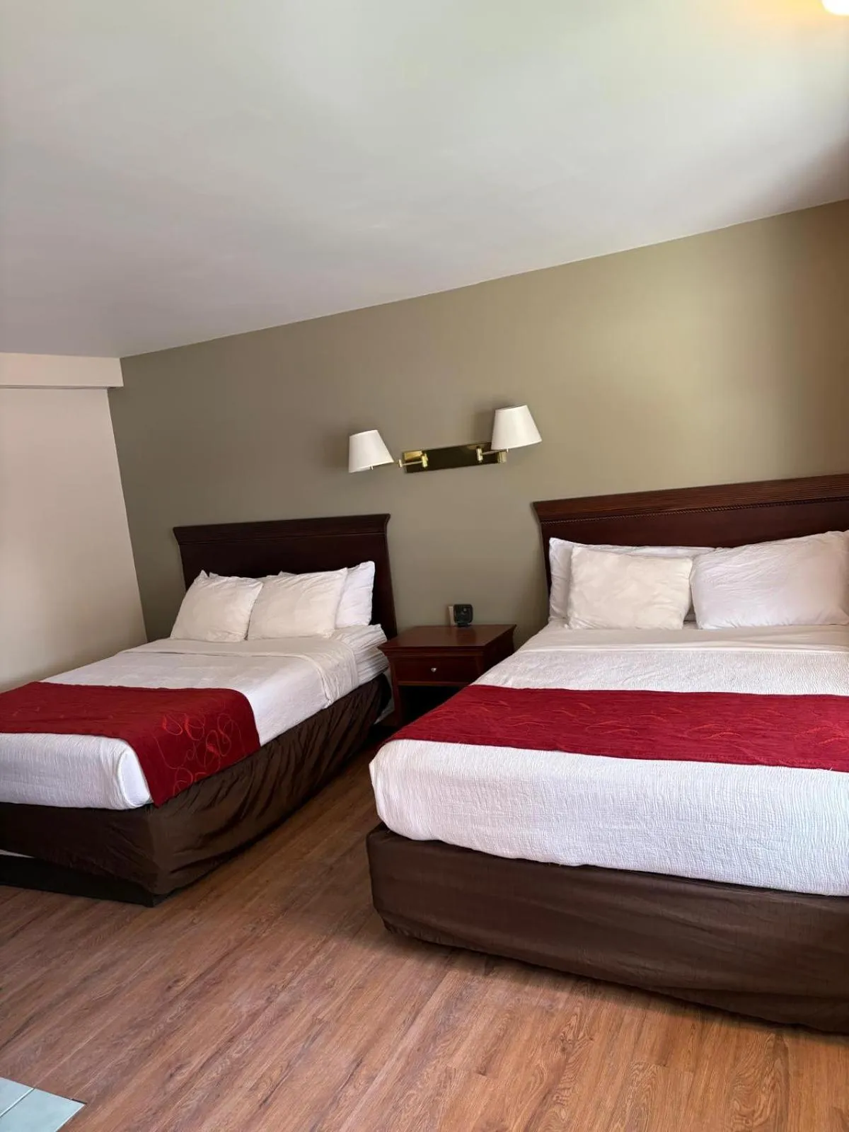 Bed in Mohican Resort Motel, Conveniently located to all Lake George attractions