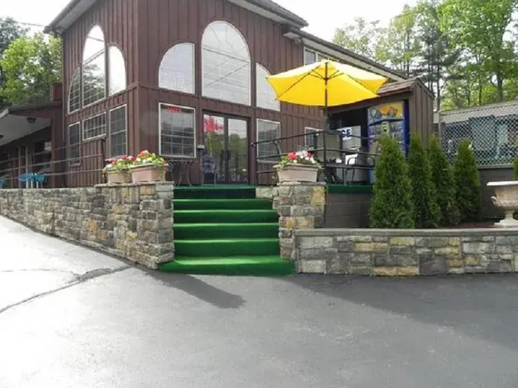 Property building in Mohican Resort Motel, Conveniently located to all Lake George attractions Property building in Mohican Resort Motel, Conveniently located to all Lake George attractions